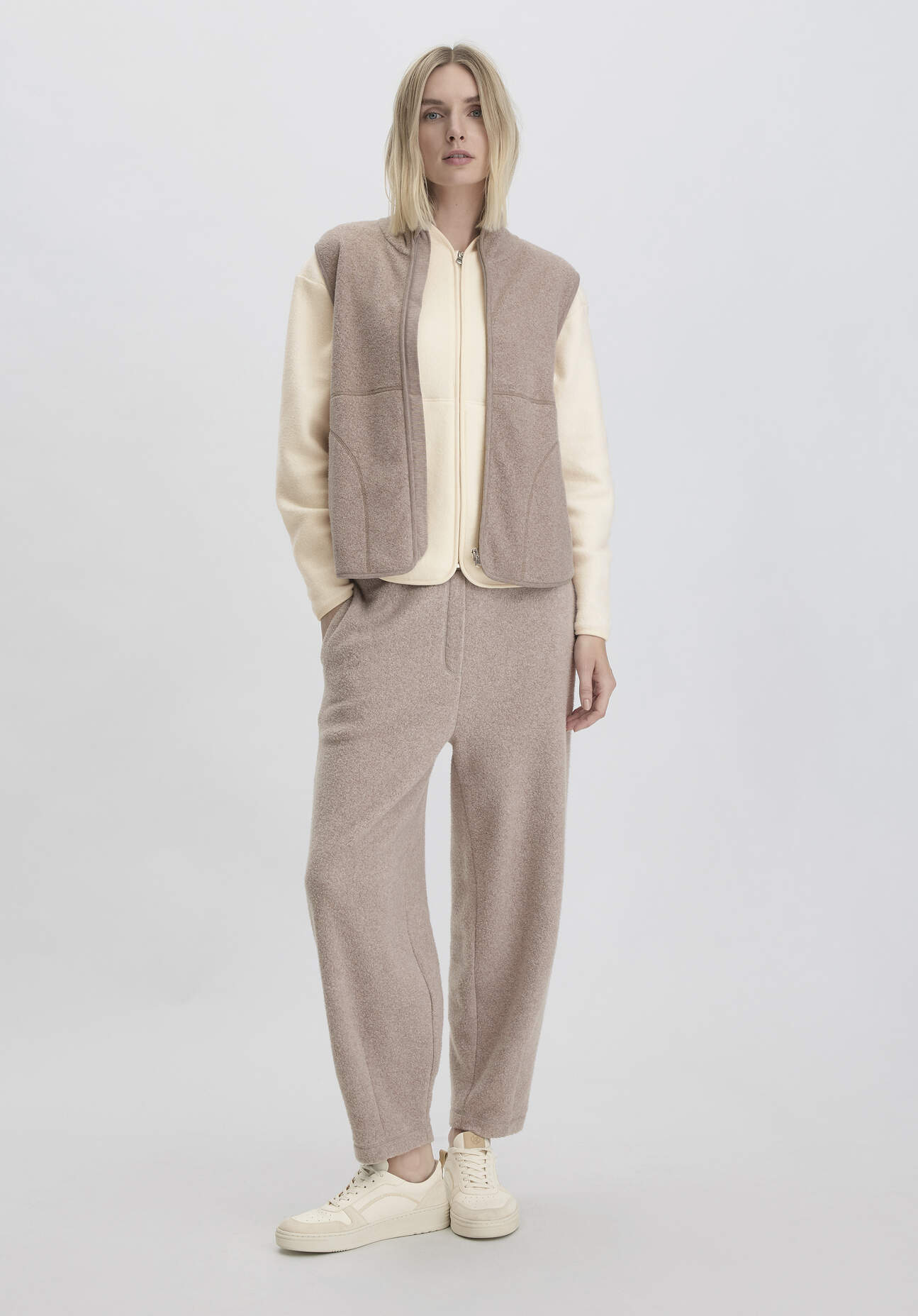 hessnatur Loungewear Fleece Hose Relaxed ACTIVE LIGHT aus Bio-Baumwolle - beige Grösse44