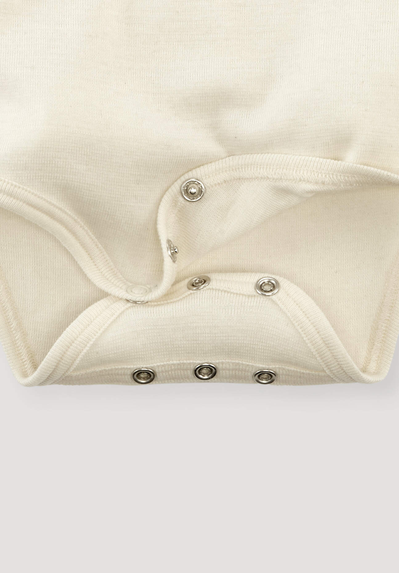 hessnatur Baby Langarm Body aus Bio-Baumwolle mit Bio-Merinowolle und Seide - naturfarben Grösse62/68