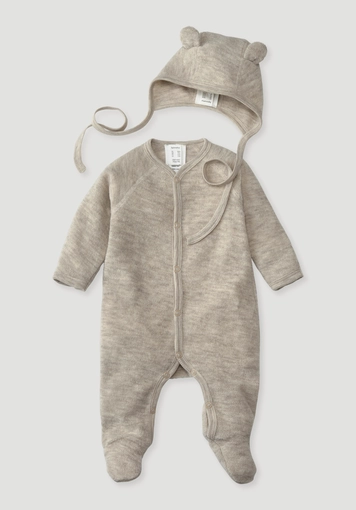 Newborn outfit made of pure organic merino wool