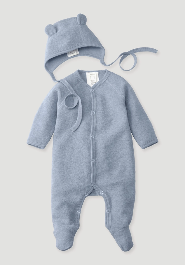 Newborn outfit made of pure organic merino wool