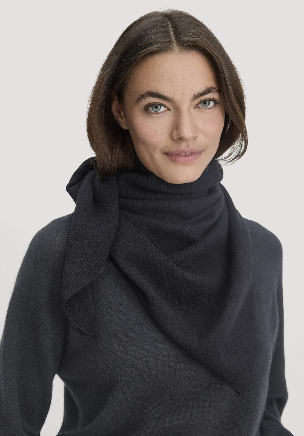hessnatur Damen Dreieckstuch BETTER RECYCLING aus Kaschmir - schwarz Größe 57x125 cm