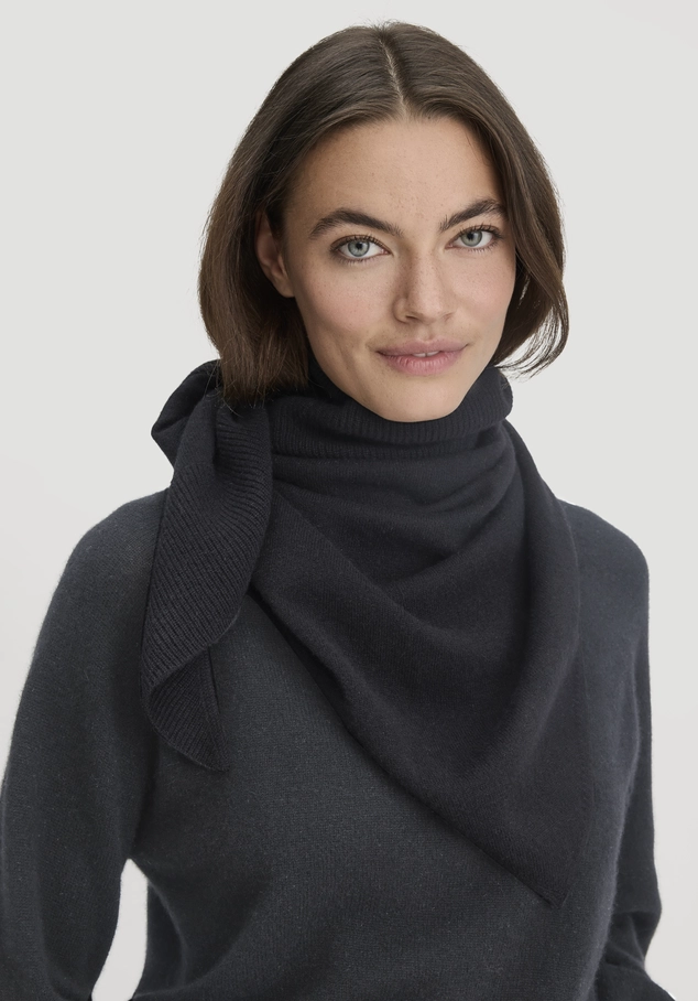 BETTER RECYCLING triangular scarf made from pure cashmere