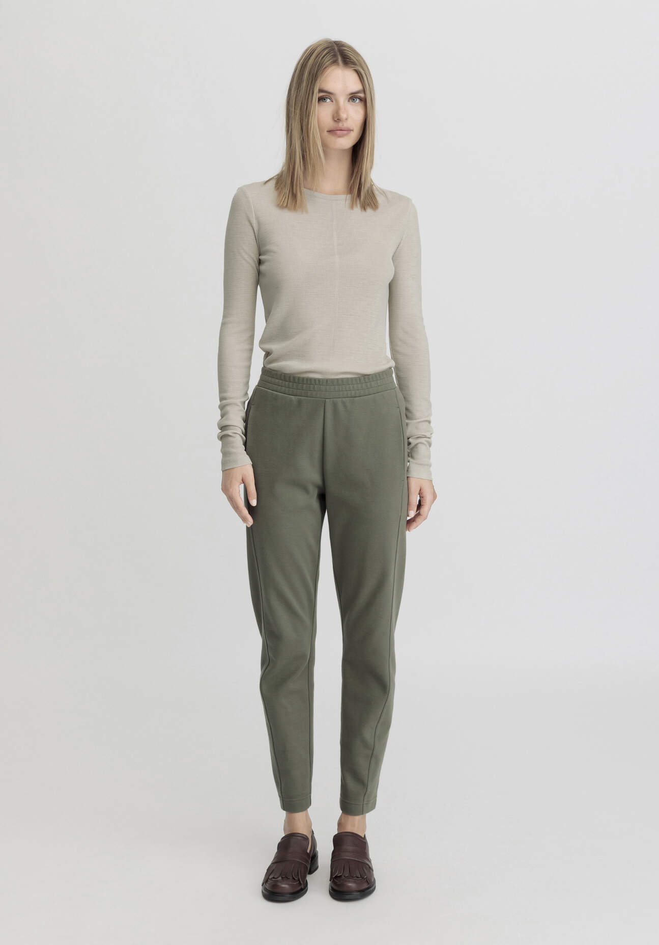 hessnatur Damen Jersey Hose Slim Regular aus Bio-Baumwolle - grün Größe 36