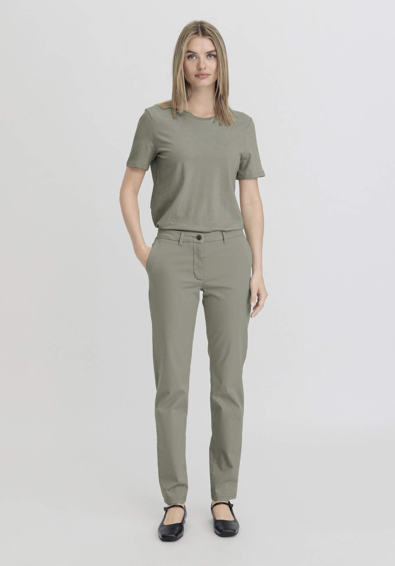 hessnatur Damen Chino Straight Leg Regular aus Bio-Baumwolle - grün Grösse48