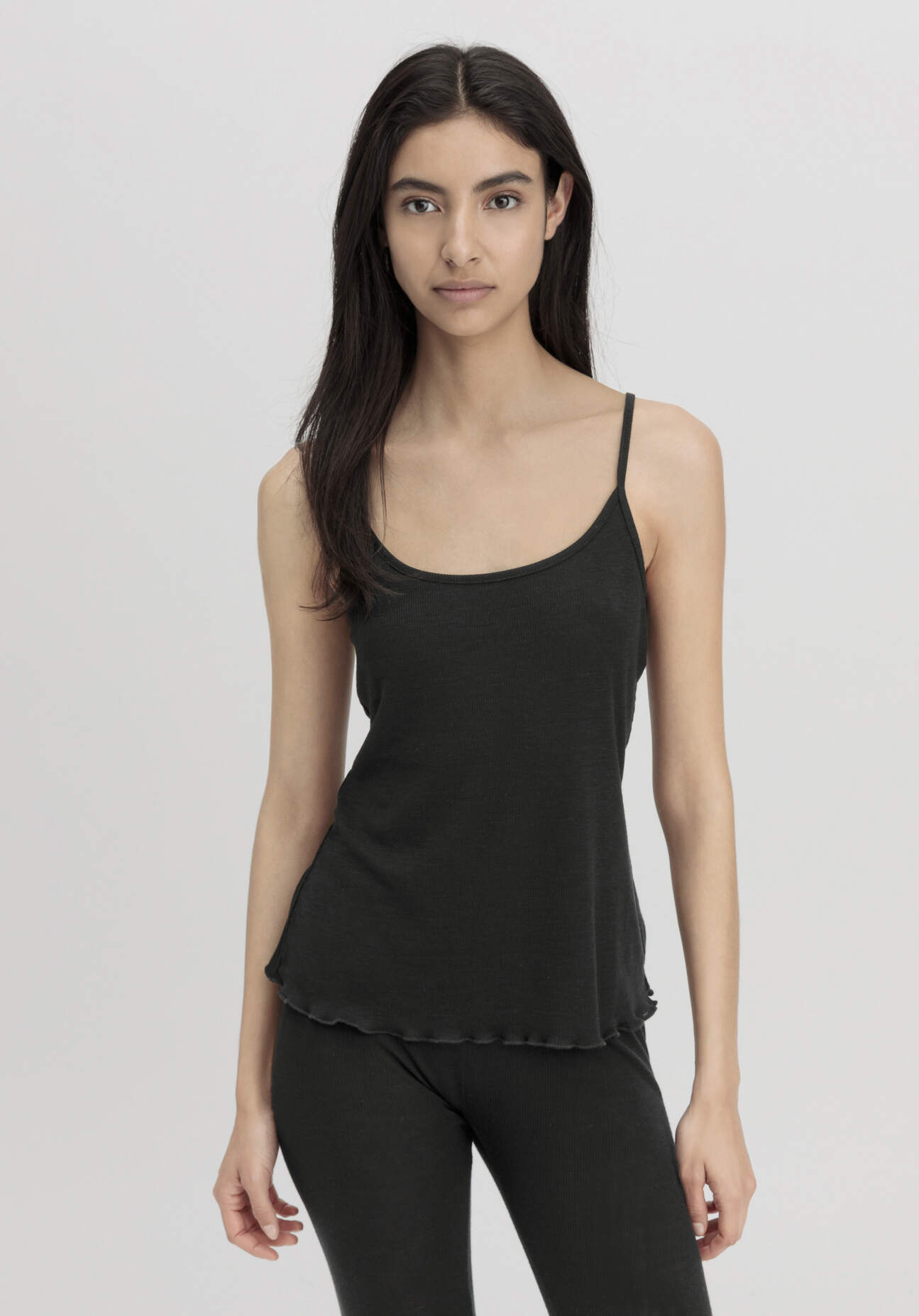 hessnatur Damen Spaghetti Top Fitted WARM TOUCH aus Bio-Merinowolle und TENCEL™ Lyocell - schwarz Grösse48