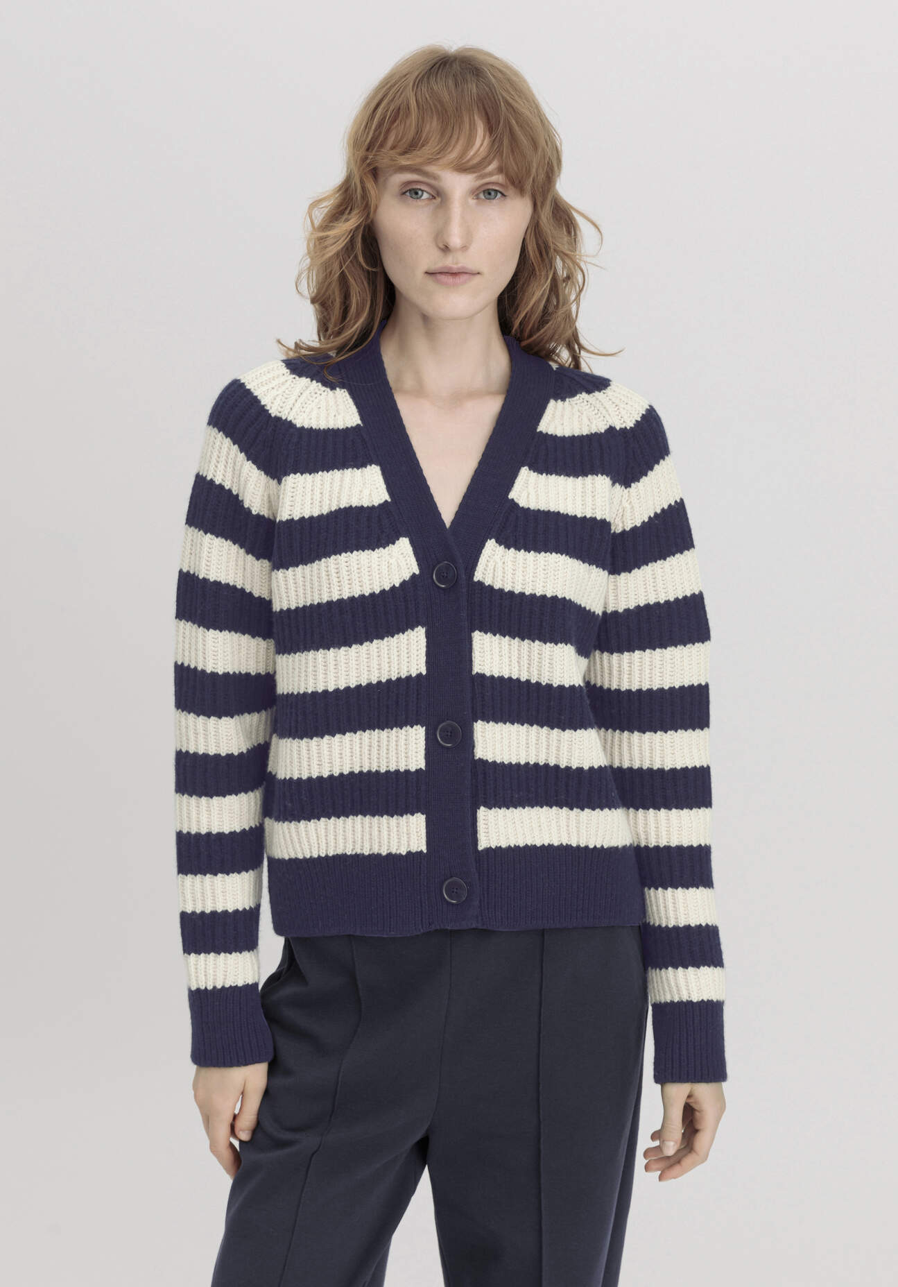 Thumbnail - hessnatur Damen Strickjacke Streifen Relaxed aus Bio-Merinowolle mit Bio-Baumwolle - blau - Größe M