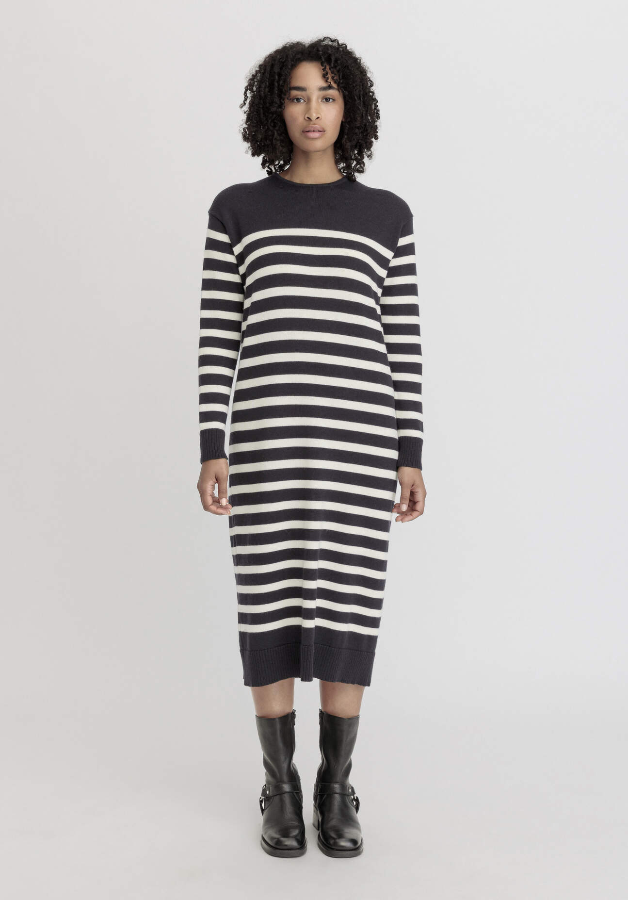 Thumbnail - hessnatur Damen Strickkleid Streifen Midi Relaxed aus Bio-Baumwolle und weicher Schurwolle - schwarz - Größe S