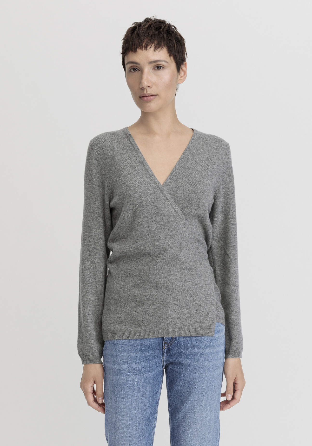 hessnatur Damen Strickjacke Regular aus weicher Schurwolle mit Kaschmir - grau Größe 42