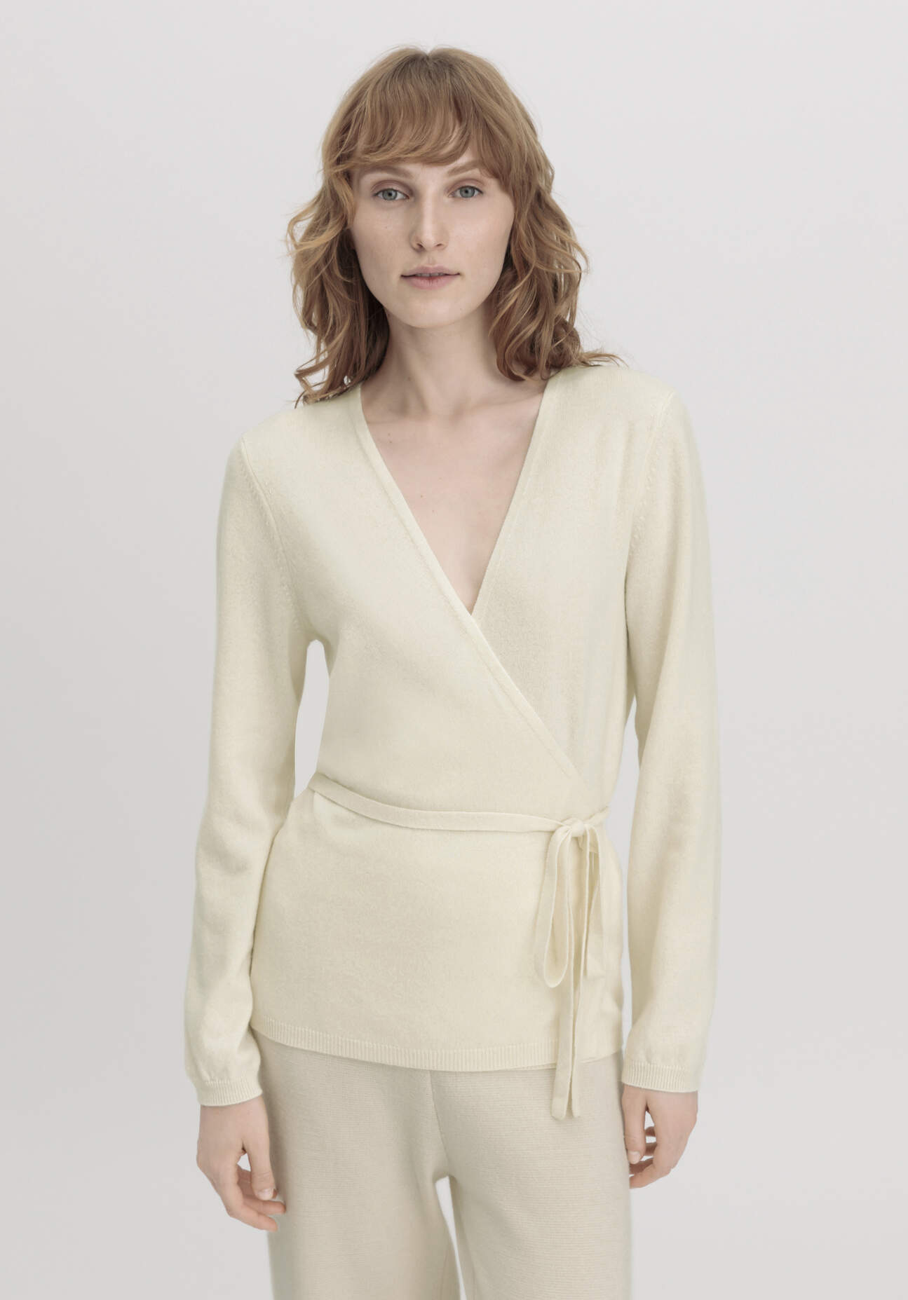 hessnatur Damen Strickjacke Regular aus weicher Schurwolle mit Kaschmir - weiß Größe 38