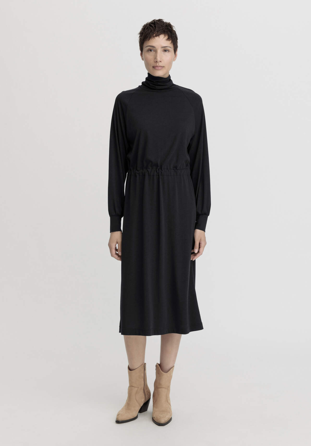 Thumbnail - hessnatur Damen Jersey Kleid Midi Relaxed aus TENCEL™ Lyocell mit Bio-Baumwolle - schwarz - Größe 40