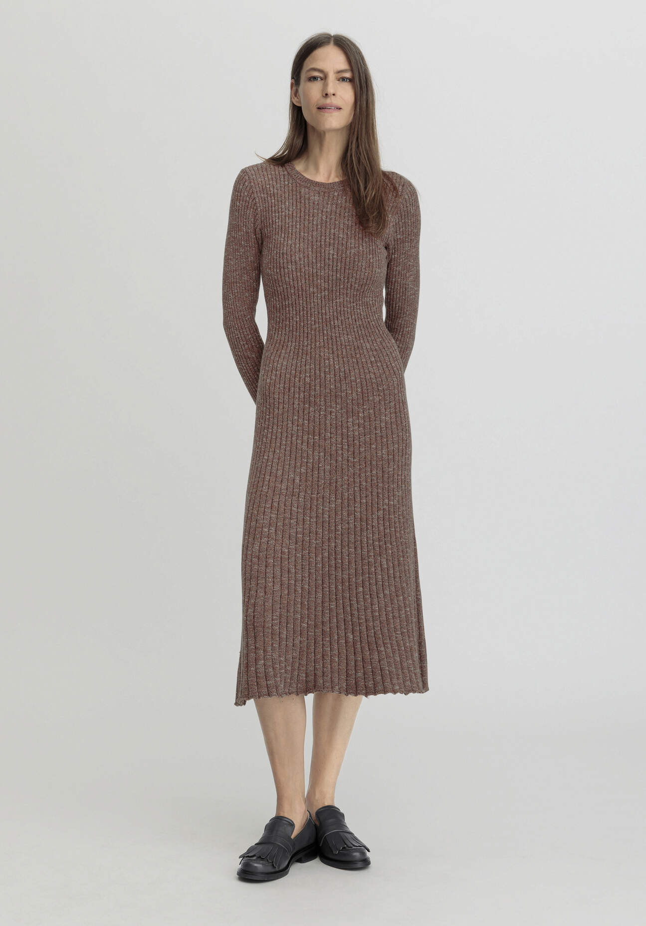 Thumbnail - hessnatur Damen Strickkleid Midi Slim aus Bio-Baumwolle - braun - Größe 42