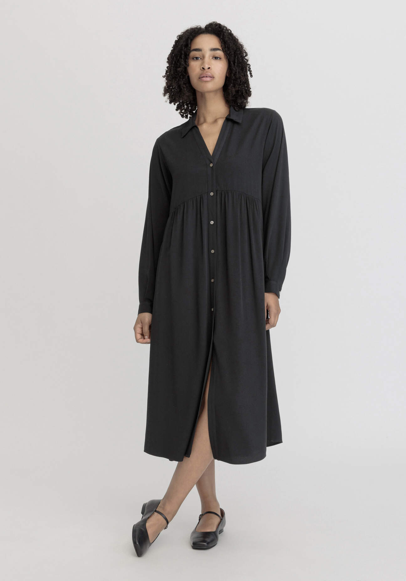 hessnatur Damen Kleid Midi Relaxed aus LENZING™ ECOVERO™ - schwarz Größe 36