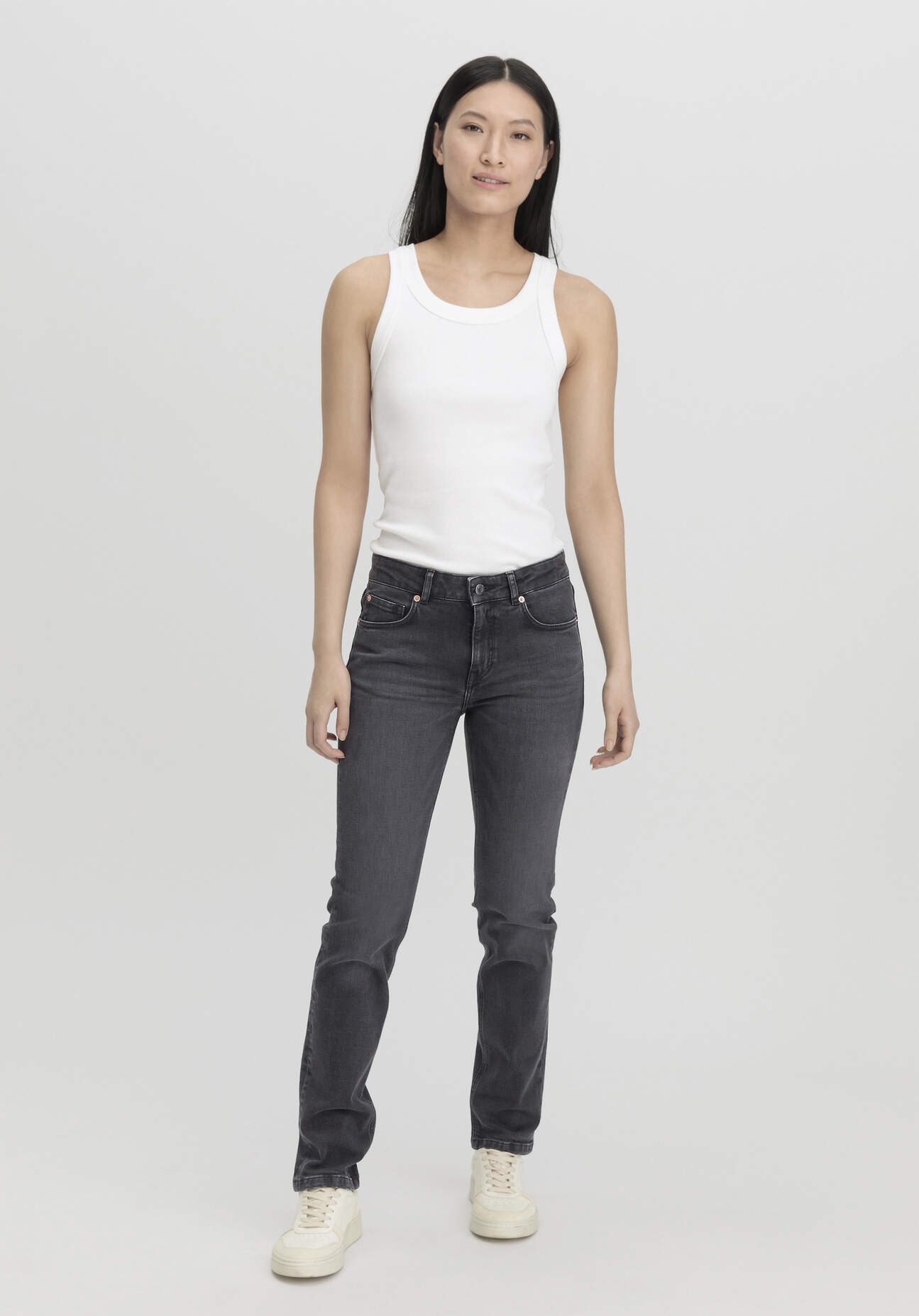 hessnatur Damen Jeans LEA Slim aus Bio-Denim - schwarz Grösse28/32