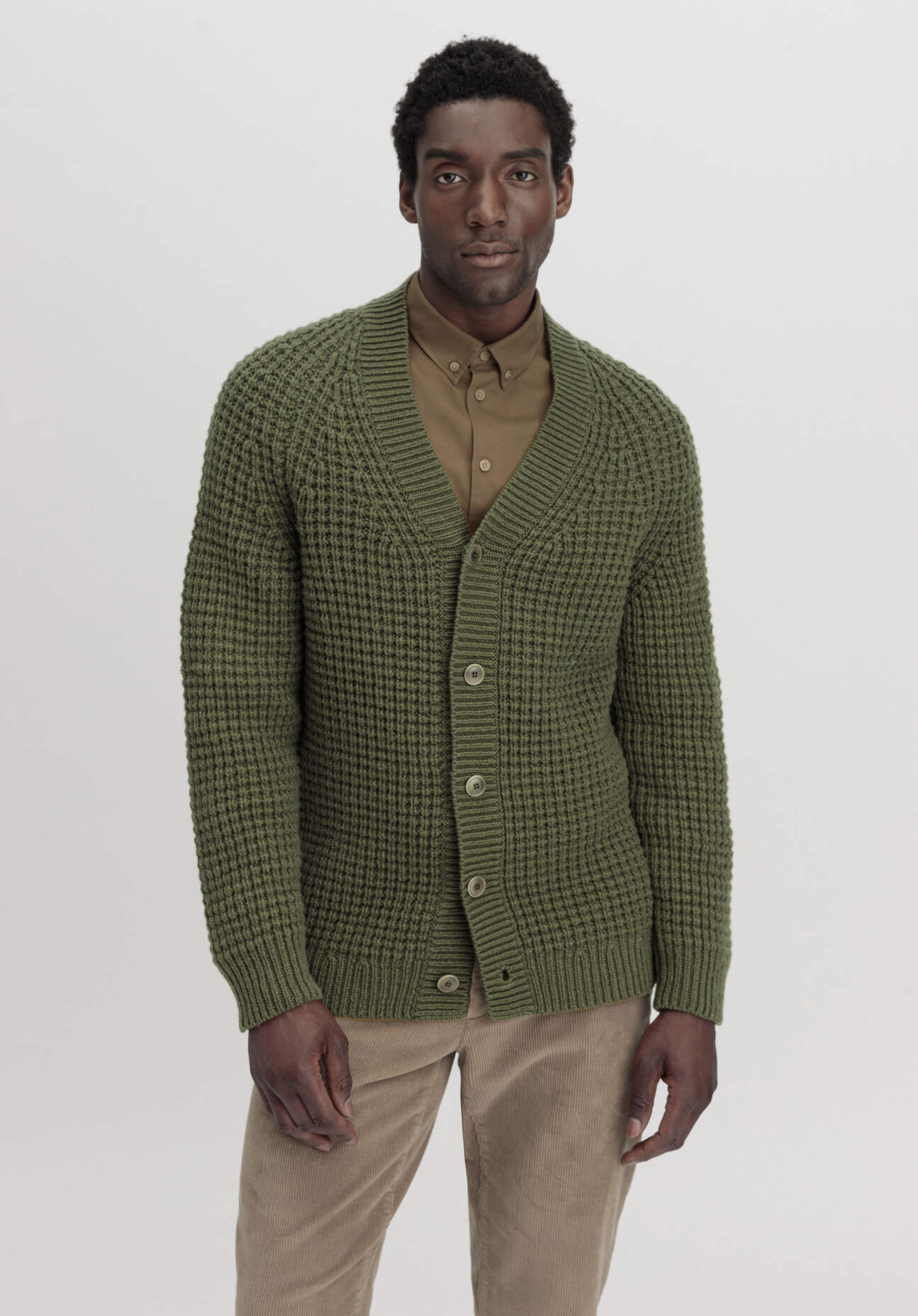 hessnatur Herren Strickjacke Regular aus Merinowolle - grün Größe 46