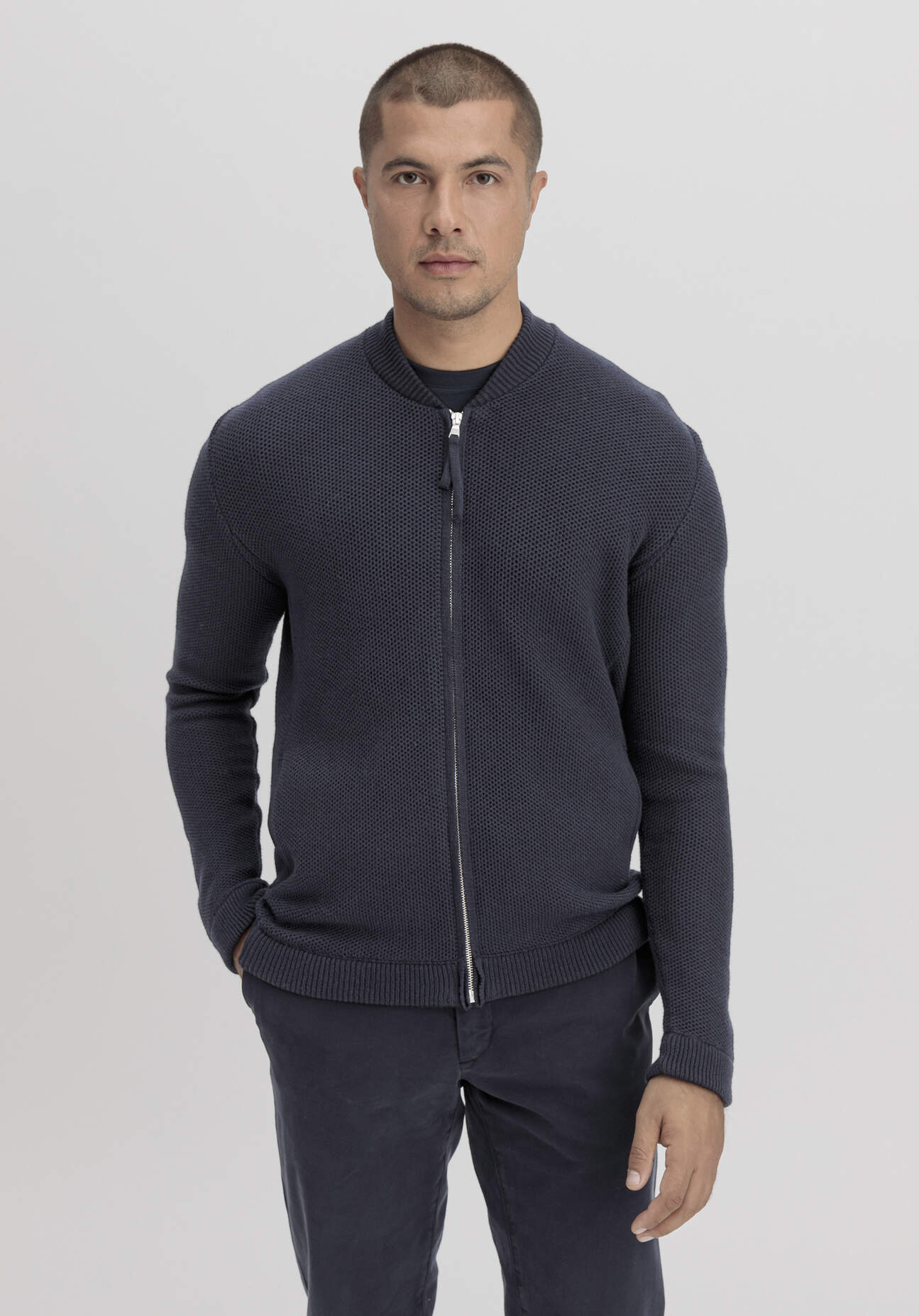 hessnatur Herren Strickjacke Smart Bomber aus Bio-Baumwolle und Schurwolle - blau Größe 52