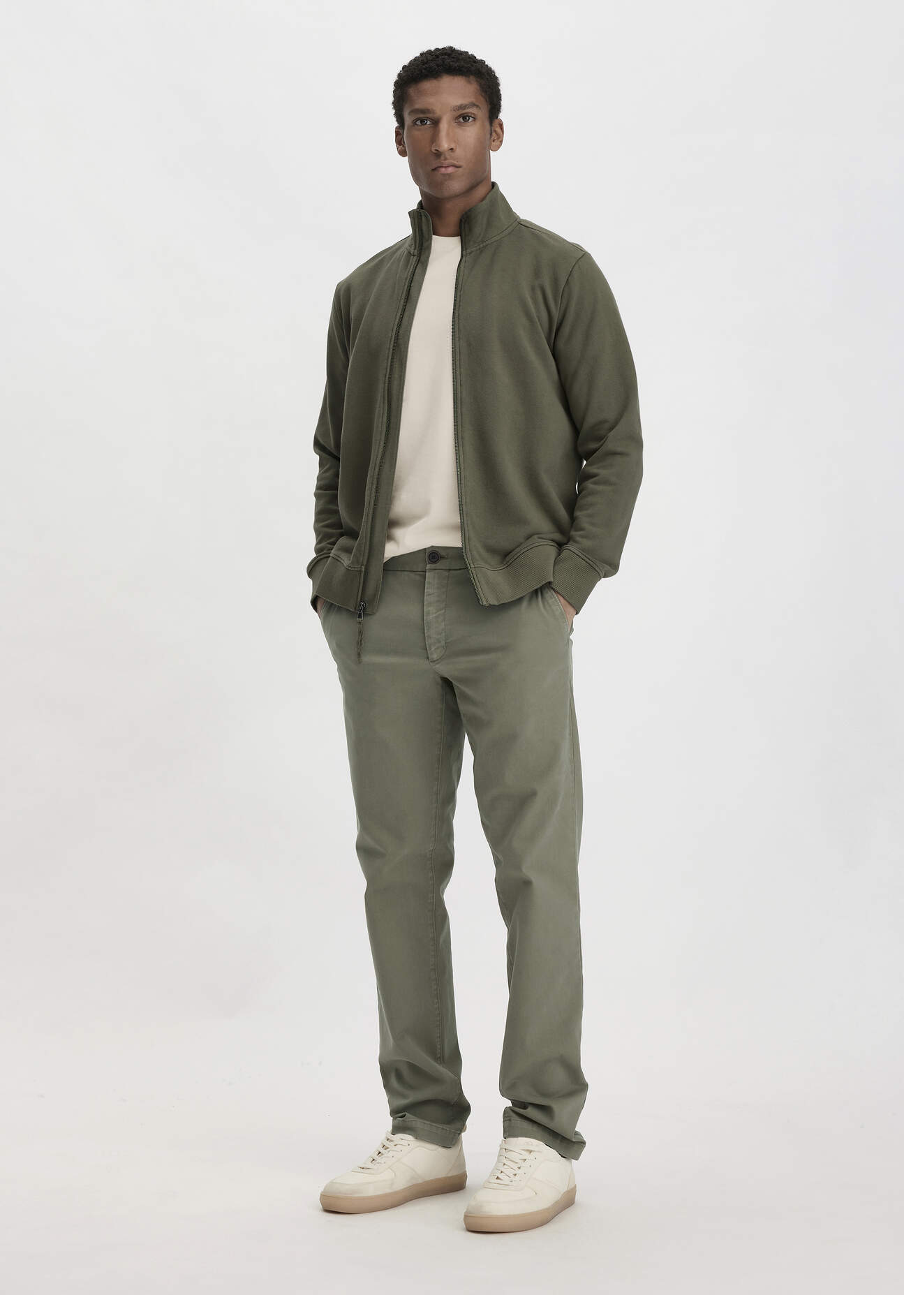 hessnatur Herren Chino LENN Regular aus Bio-Baumwolle - grün Größe 38/32