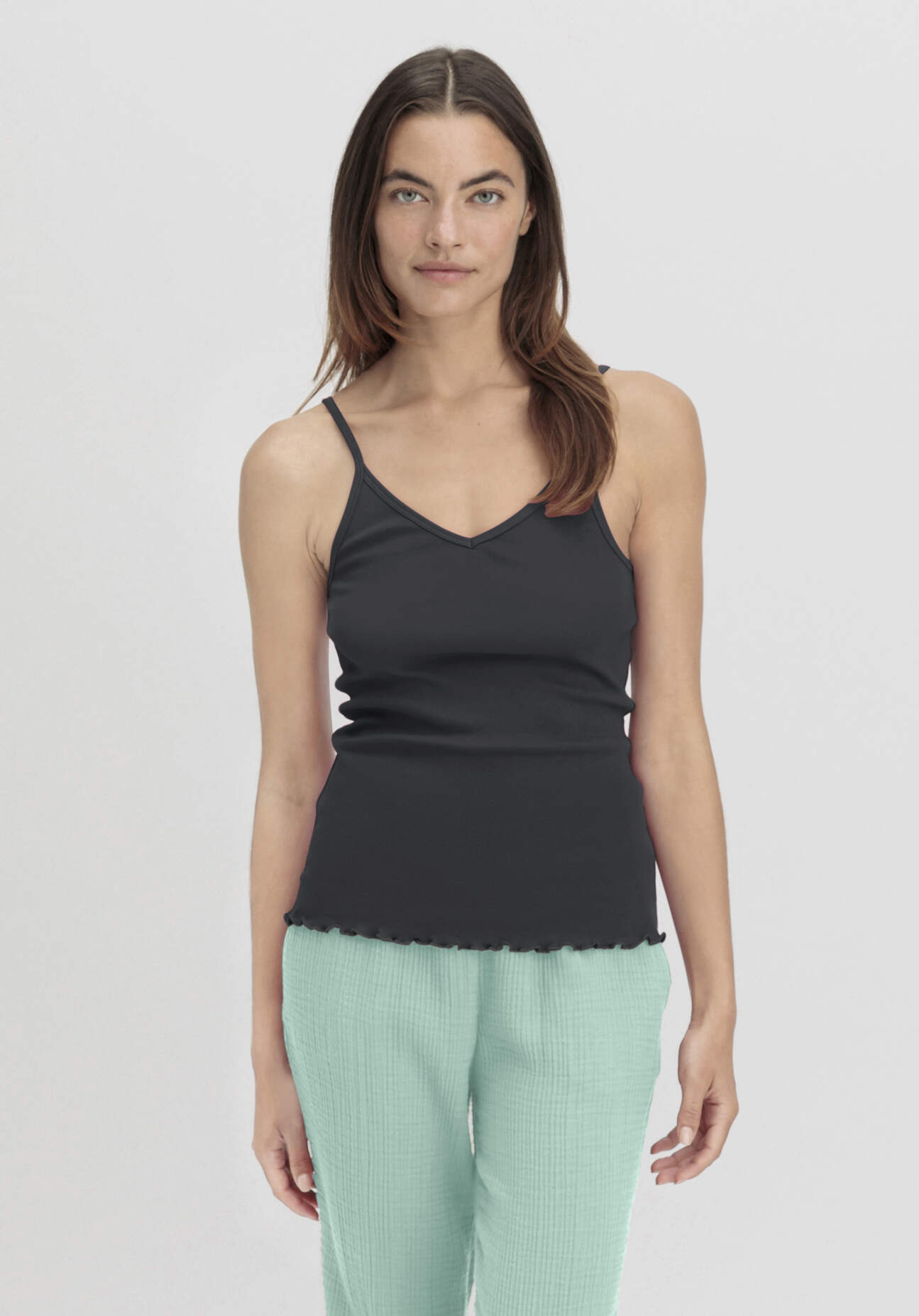 hessnatur Damen Spaghetti Top V-Neck im PURE COTTON aus Bio-Baumwolle - schwarz Grösse36