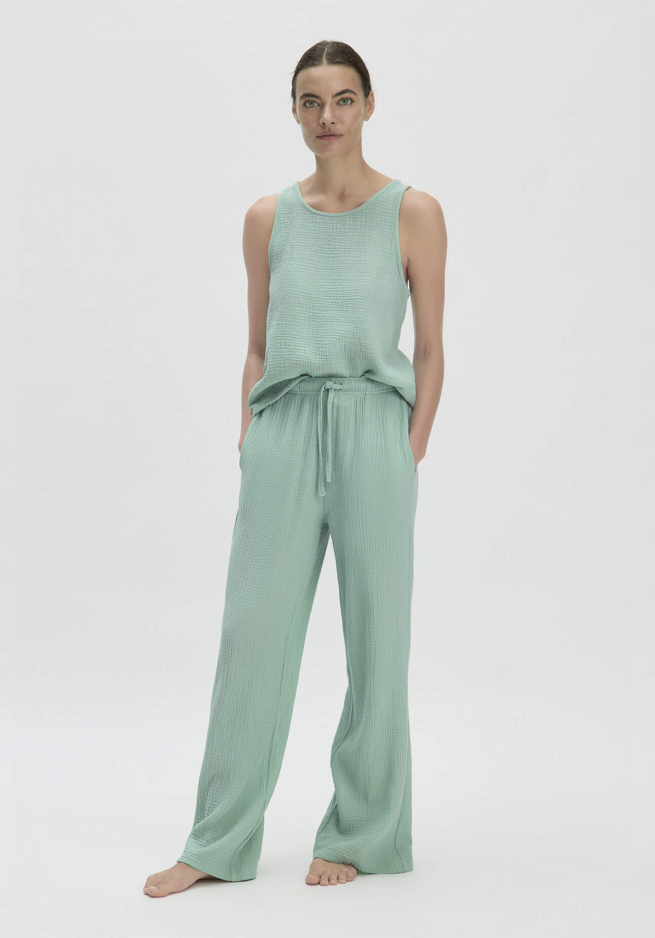 hessnatur Damen Musselin Schlafhose Relaxed PURE COMFORT aus Bio-Baumwolle - grün Größe 44