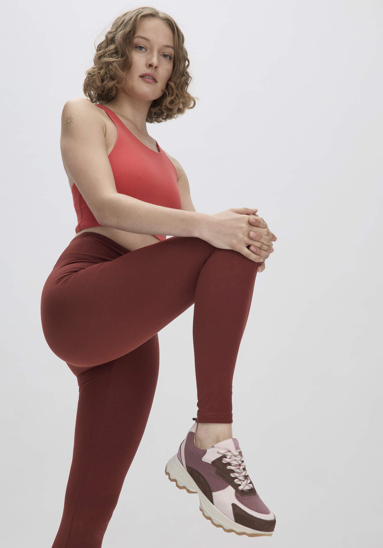 hessnatur Damen Sneaker Mesh Active mit chromfrei gegerbtem Nubuk-Leder und Bio-Baumwolle - rot Größe 37
