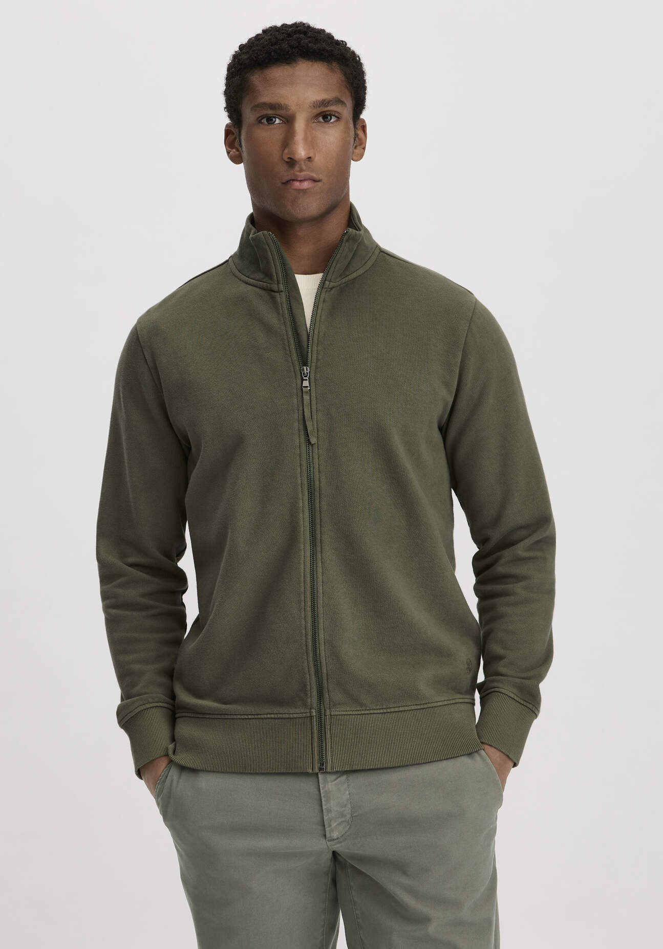 Thumbnail - hessnatur Herren Sweat Zip-Jacke Regular aus Bio-Baumwolle - grün - Größe 46