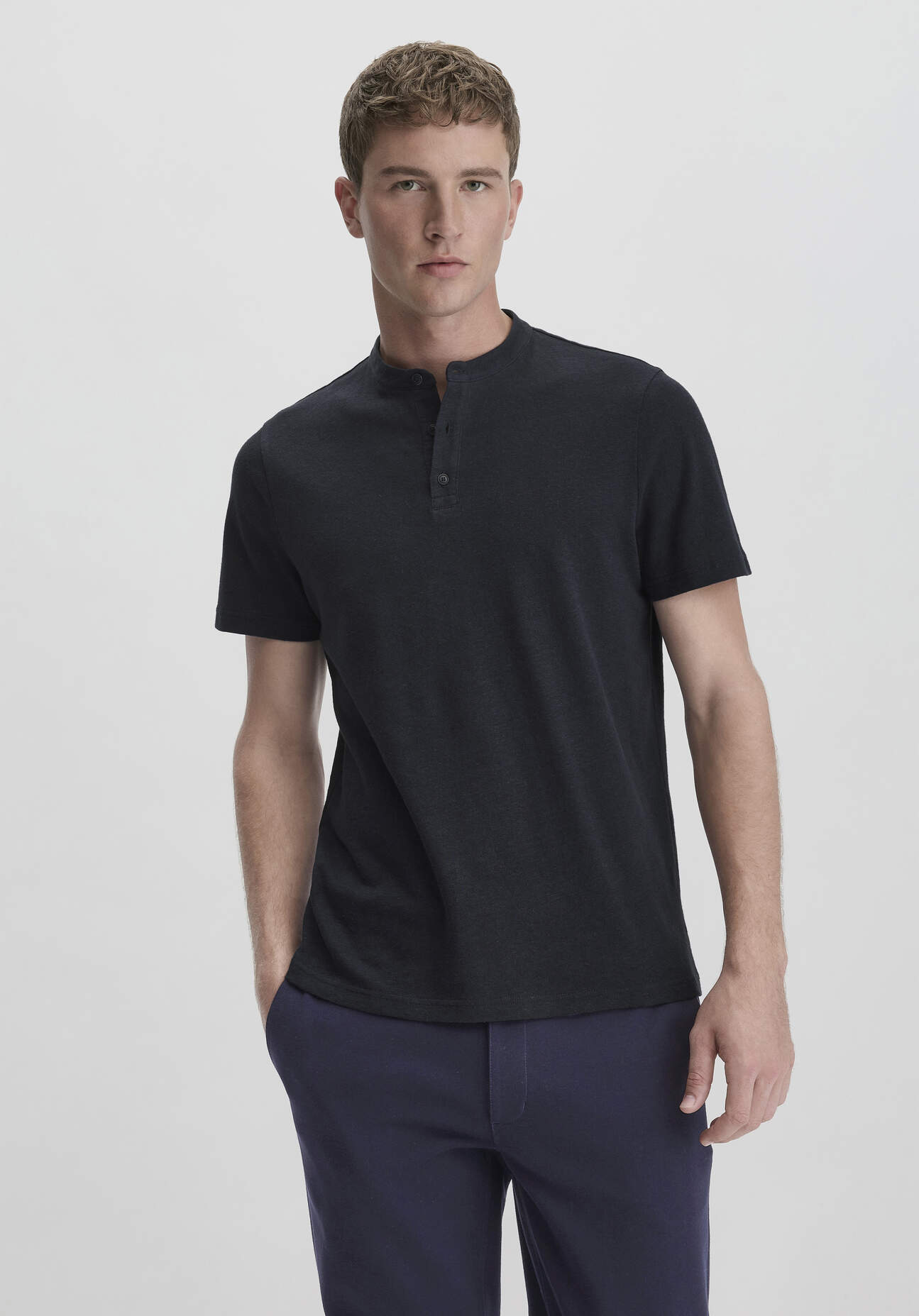 hessnatur Herren Henley Shirt Regular aus Leinen und Bio-Baumwolle - blau Größe 50