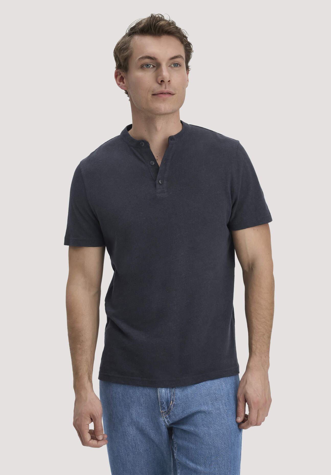 hessnatur Herren Henley T-Shirt Regular aus Leinen und Bio-Baumwolle - blau Grösse46