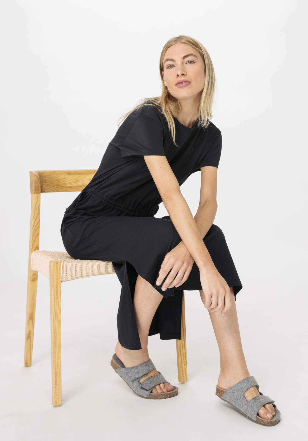 hessnatur Damen Jersey Kleid Midi Regular aus Bio-Baumwolle - schwarz Grösse36