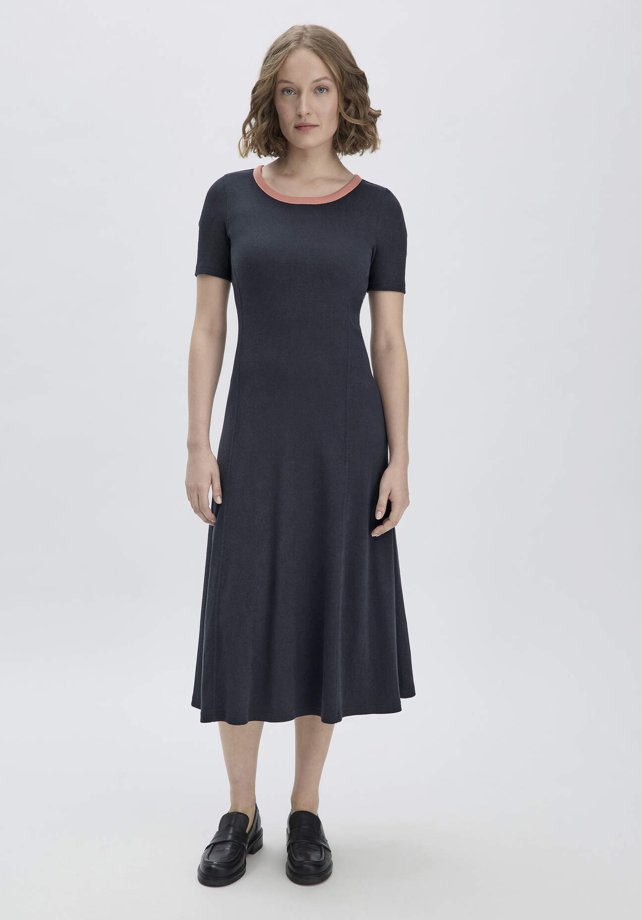 Thumbnail - hessnatur Damen Rib Jersey Kleid Midi Slim aus Bio-Baumwolle - blau - Größe 36