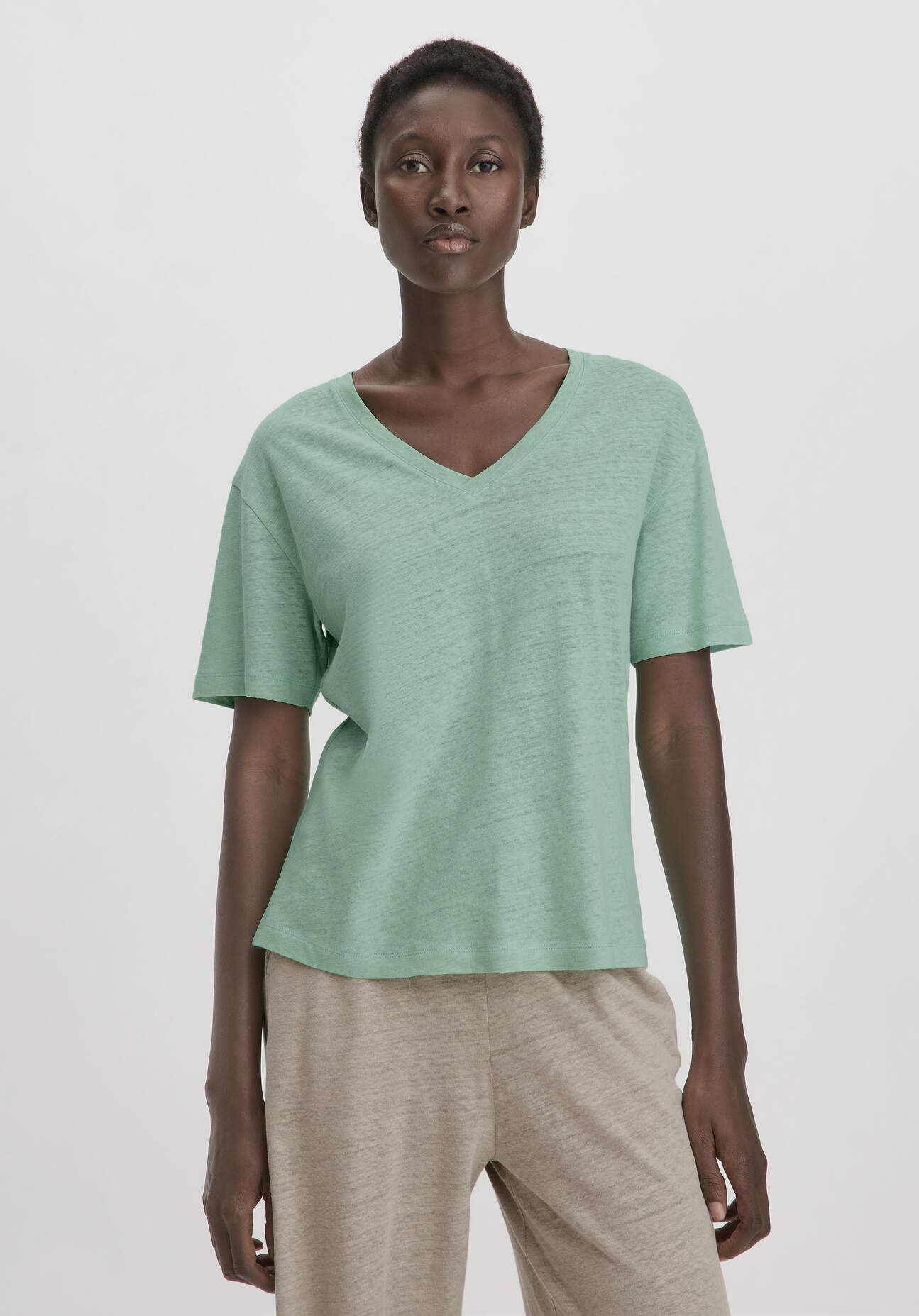 hessnatur Damen T-Shirt Oversize aus Leinen mit Bio-Baumwolle - grün Größe 44