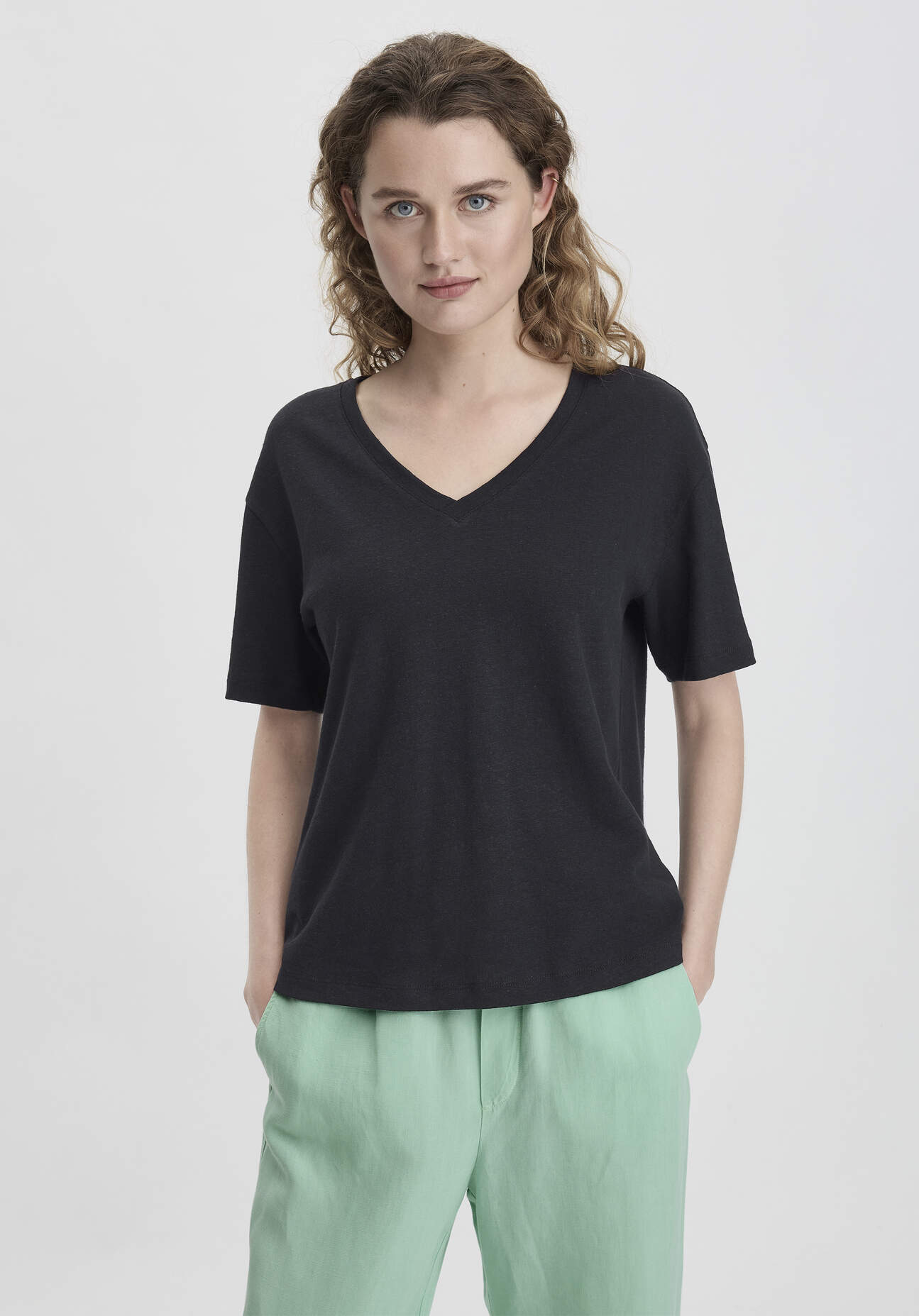 Thumbnail - hessnatur Damen T-Shirt Oversize aus Leinen mit Bio-Baumwolle - schwarz - Größe 34