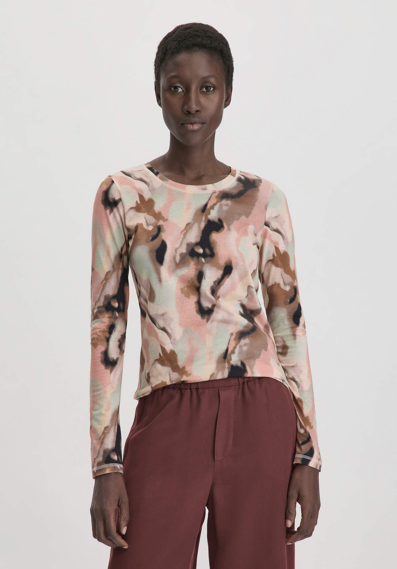 hessnatur Damen Print Premium Light Jersey Longsleeve Slim aus Bio-Baumwolle - braun Größe 34