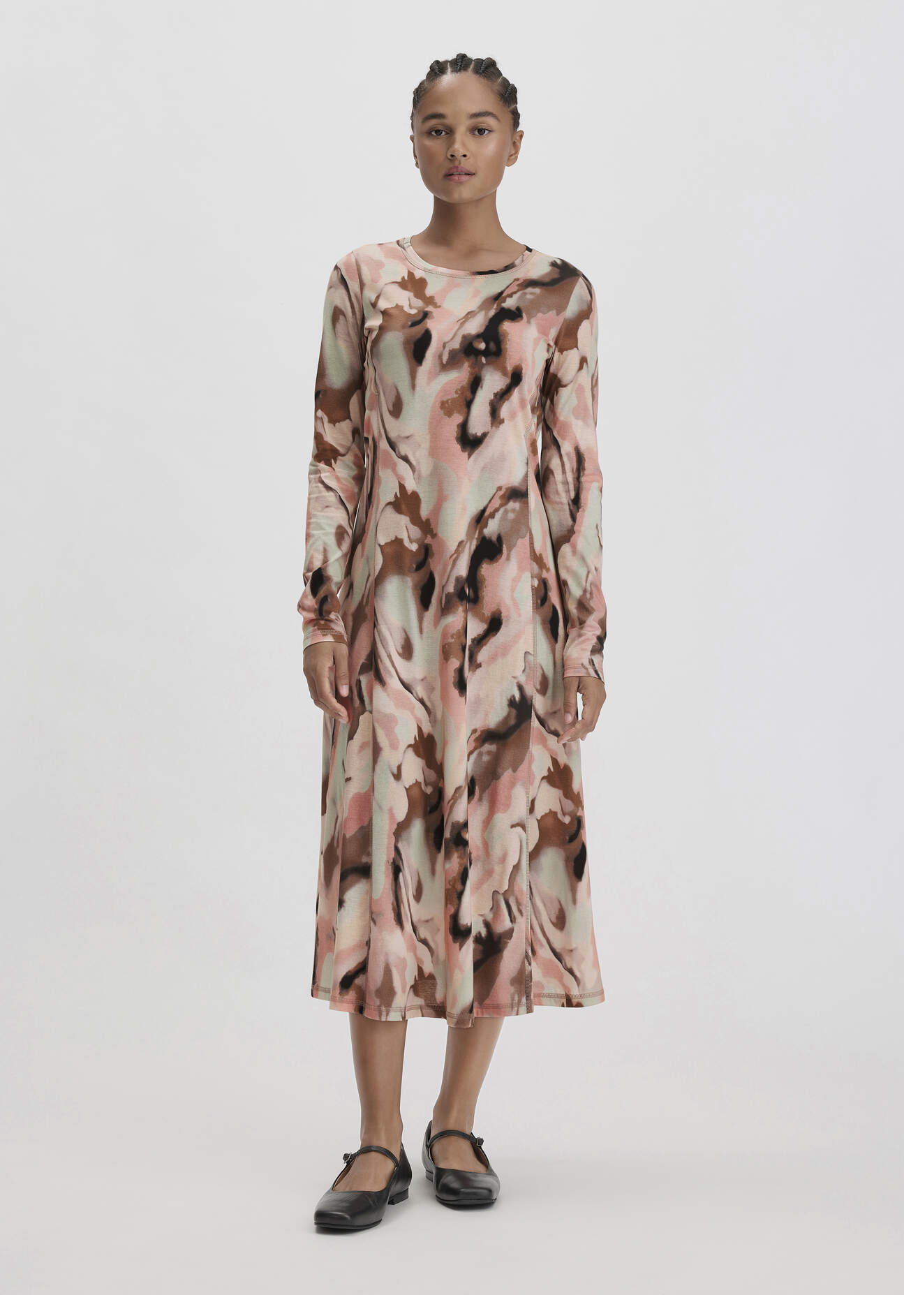 Thumbnail - hessnatur Damen Print Premium Light Jersey Kleid Midi Slim aus Bio-Baumwolle - braun - Größe 34