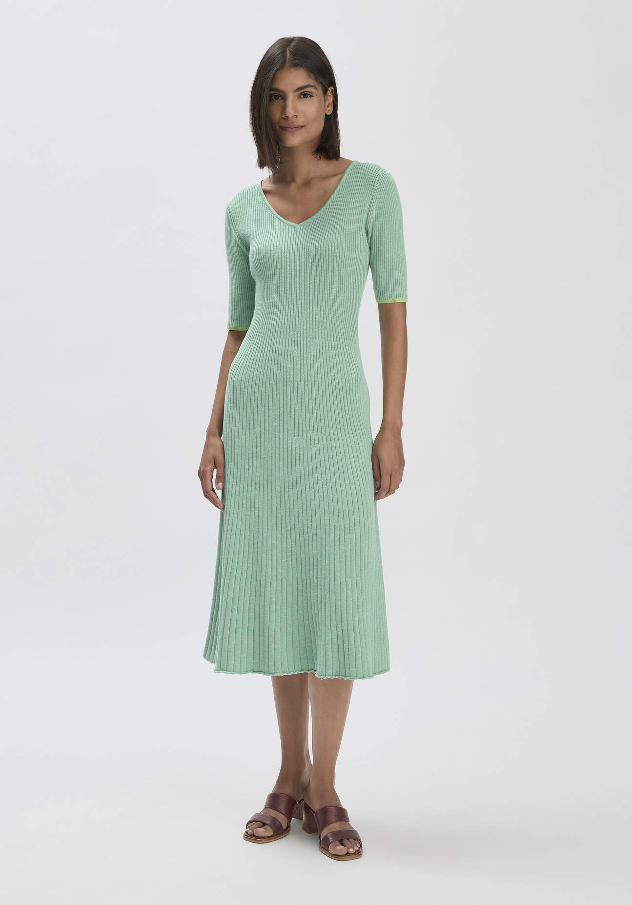 Thumbnail - hessnatur Damen Mouliné Strick Kleid Midi Fitted aus Bio-Baumwolle - grün - Größe 42