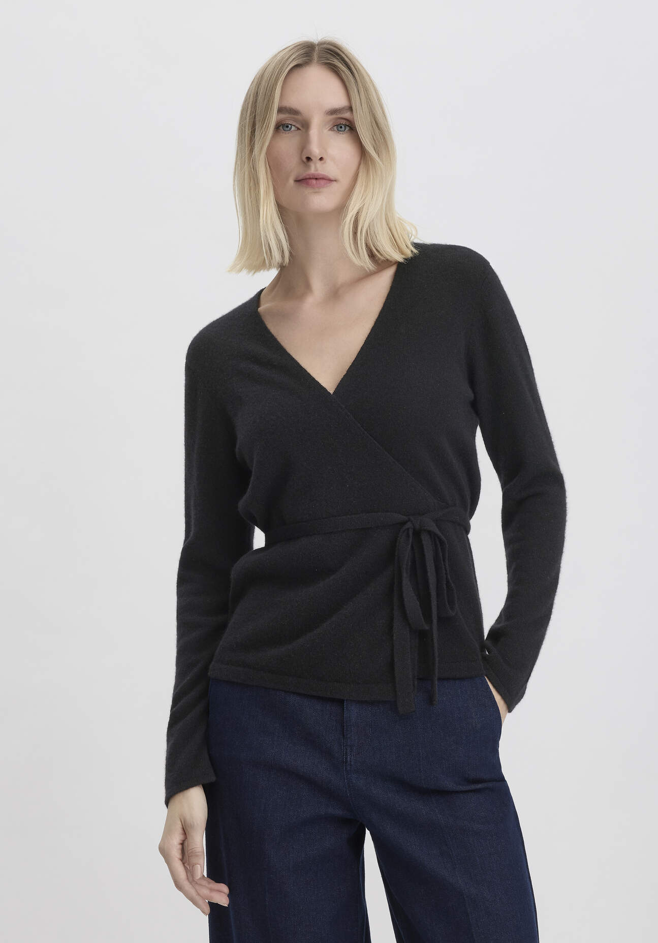 Thumbnail - hessnatur Damen Strick Jacke Regular BETTER RECYCLING aus Kaschmir - schwarz - Größe 38