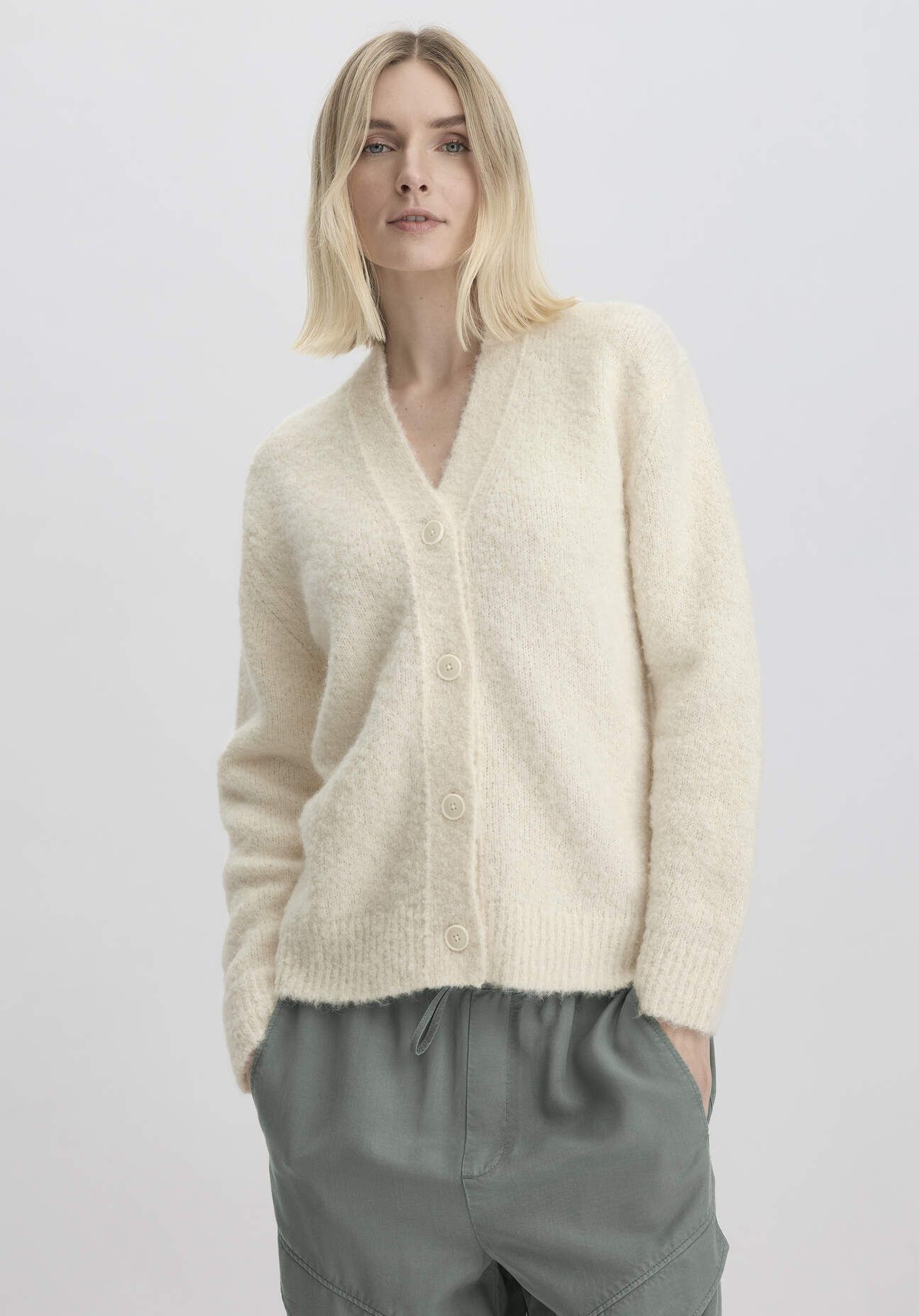 Thumbnail - hessnatur Damen Strick Jacke Relaxed aus Alpaka mit Bio-Baumwolle - weiß - Größe L