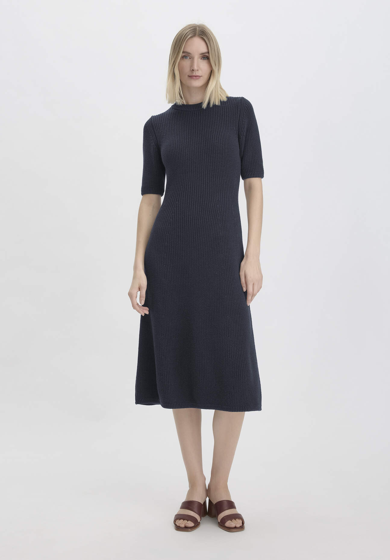 hessnatur Damen Strick Kleid Midi Slim aus Bio-Baumwolle - blau Größe M