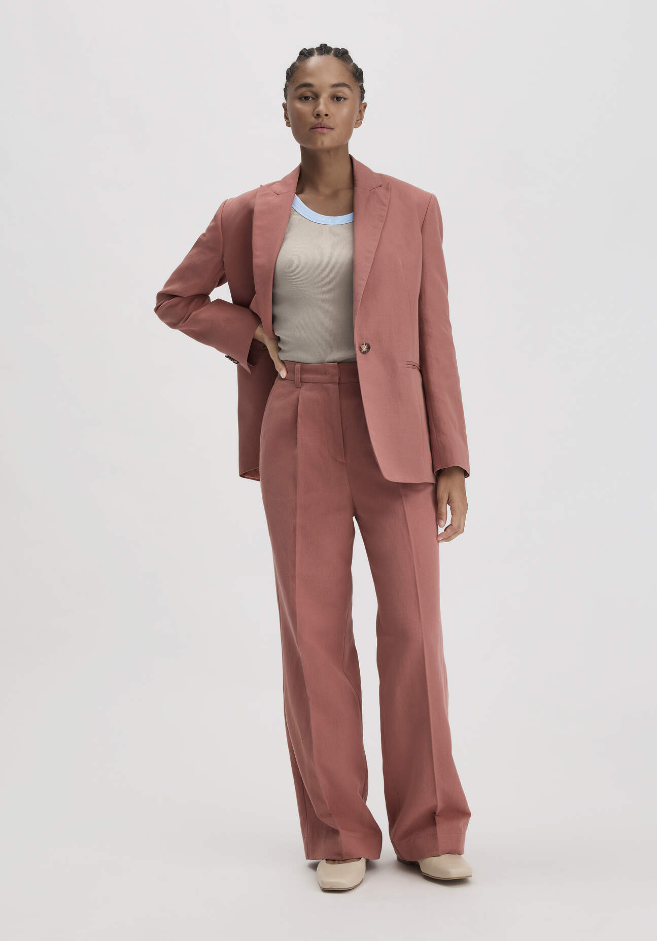 hessnatur Damen Bundfalten Hose Wide Leg Relaxed aus Bio-Baumwolle mit Leinen - braun Größe 44
