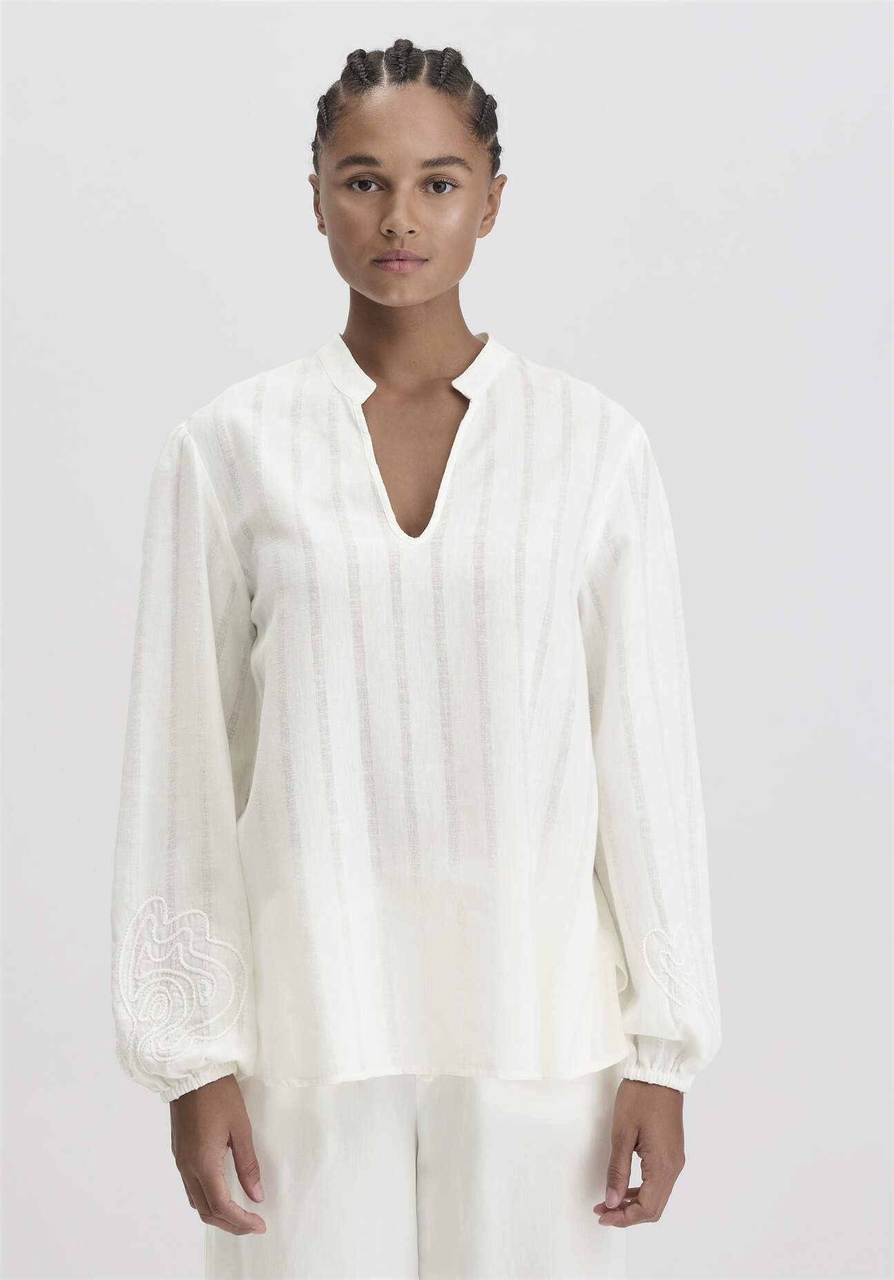 hessnatur Damen Embroidery Bluse Relaxed aus Bio-Baumwolle mit Leinen - weiß Größe 48