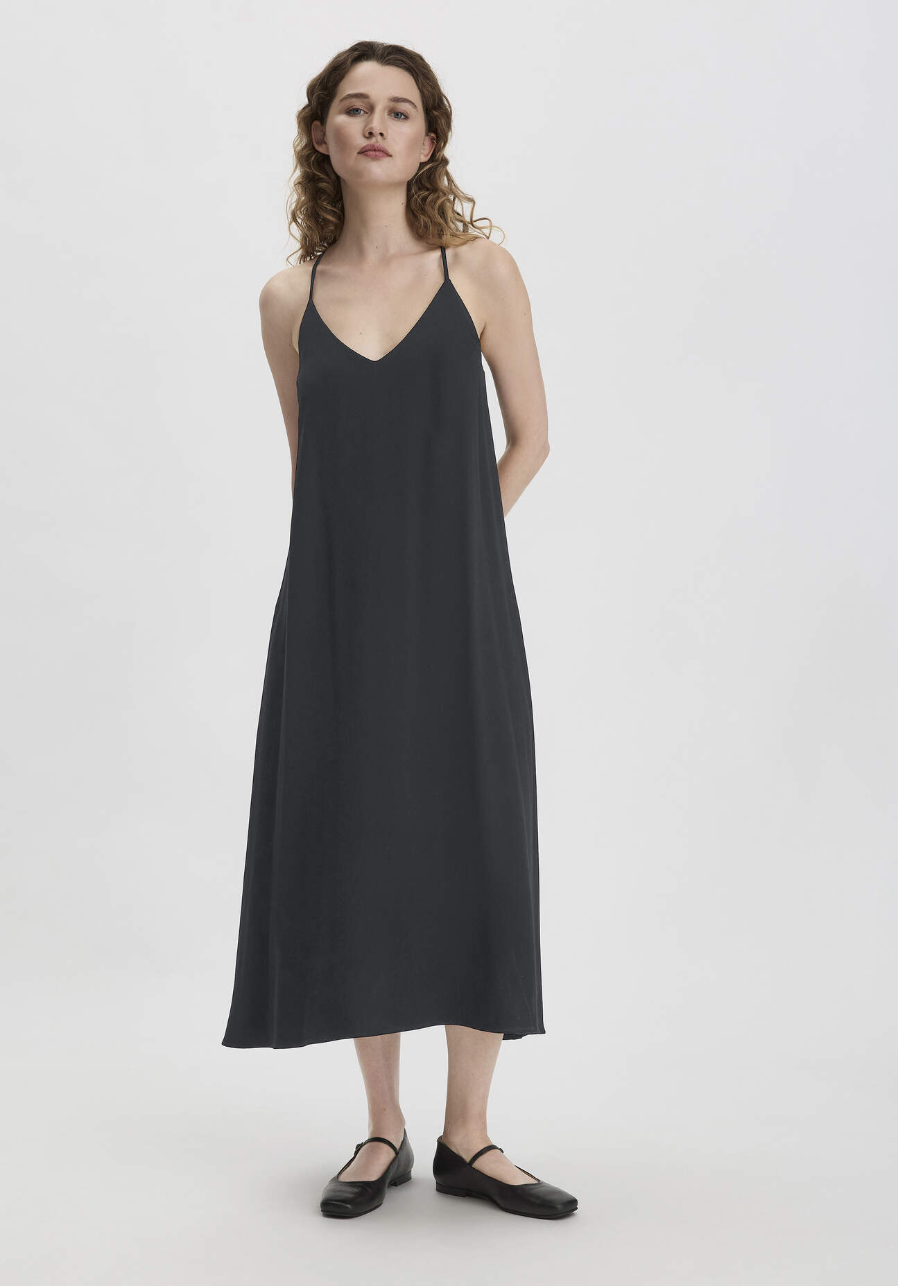 Thumbnail - hessnatur Damen Camisole Kleid Midi Regular aus LENZING™ ECOVERO™ Viskose - schwarz - Größe 42