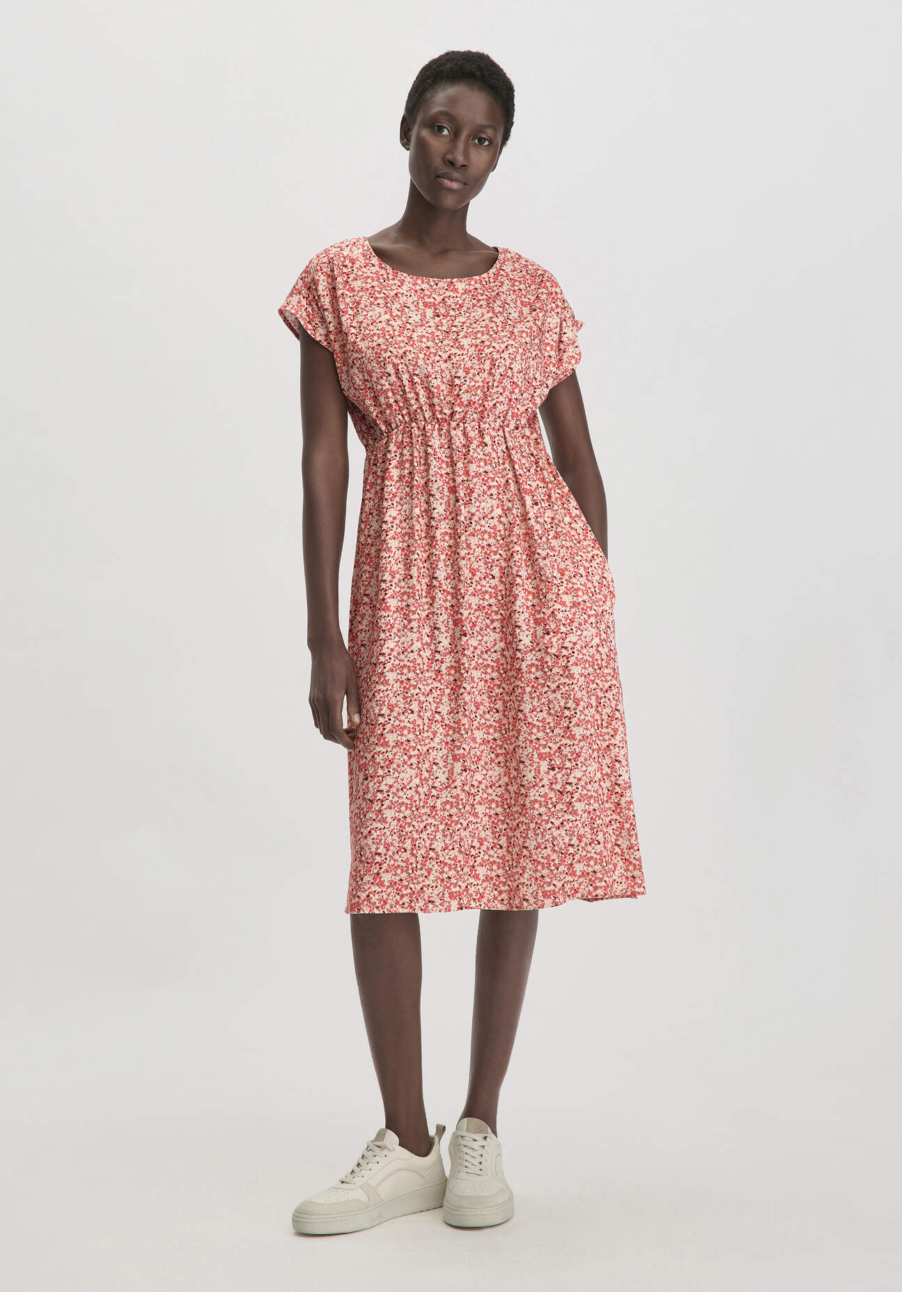 Thumbnail - hessnatur Damen Print Kleid Knielang Relaxed aus LENZING™ ECOVERO™ Viskose - braun - Größe 46