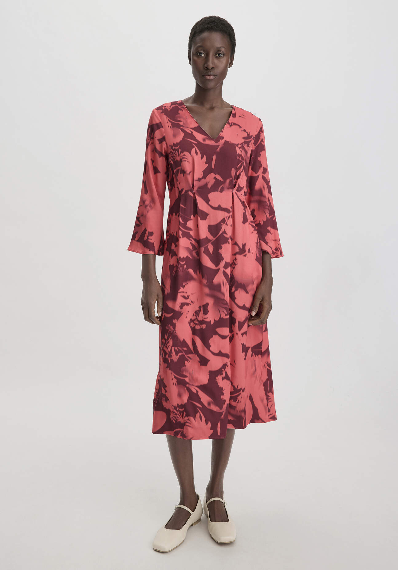 Thumbnail - hessnatur Damen Print Kleid Midi Relaxed aus LENZING™ ECOVERO™ Viskose - braun - Größe 34