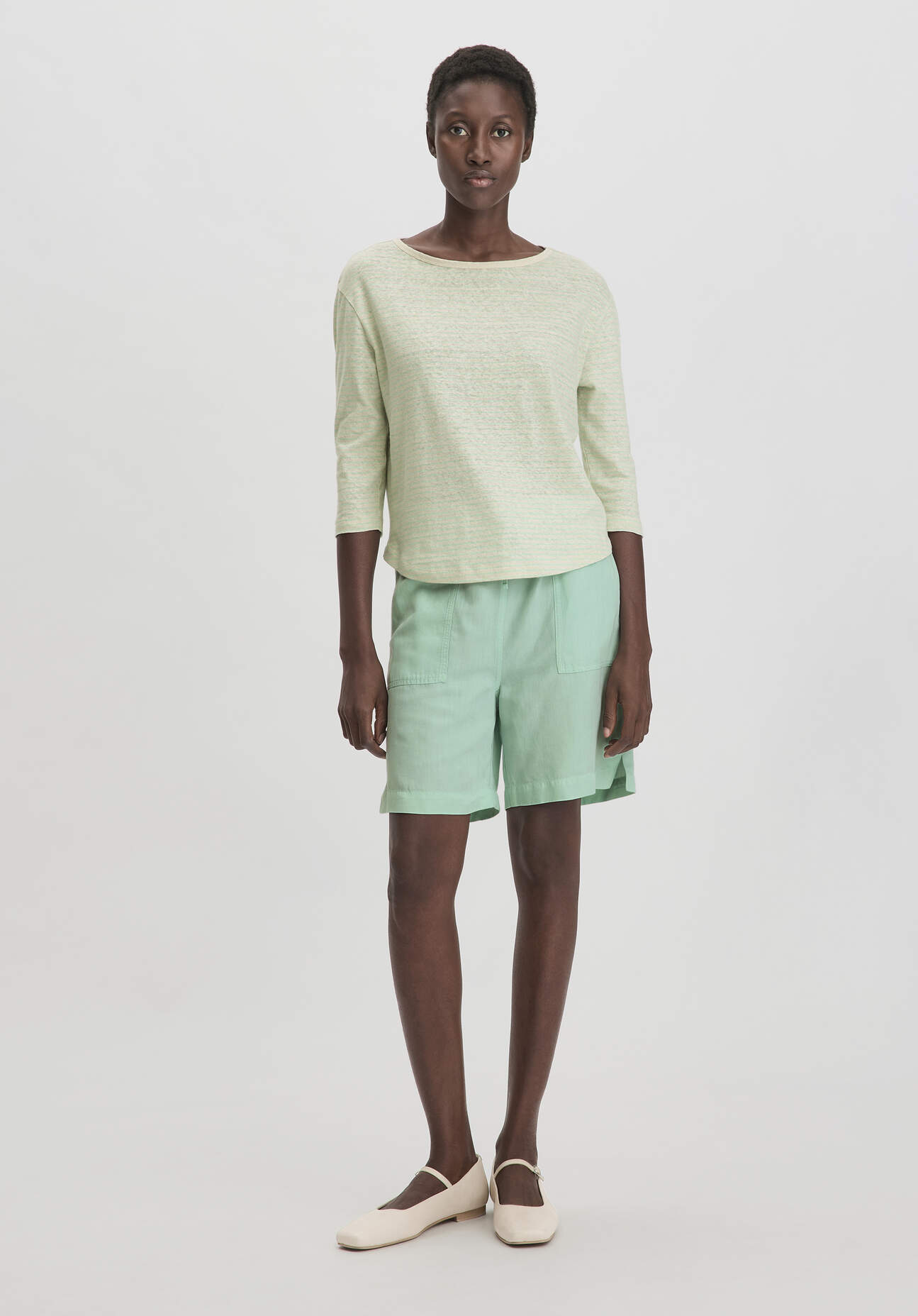 Thumbnail - hessnatur Damen Shorts Relaxed aus weichem TENCEL Lyocell mit Leinen - grün - Größe 48