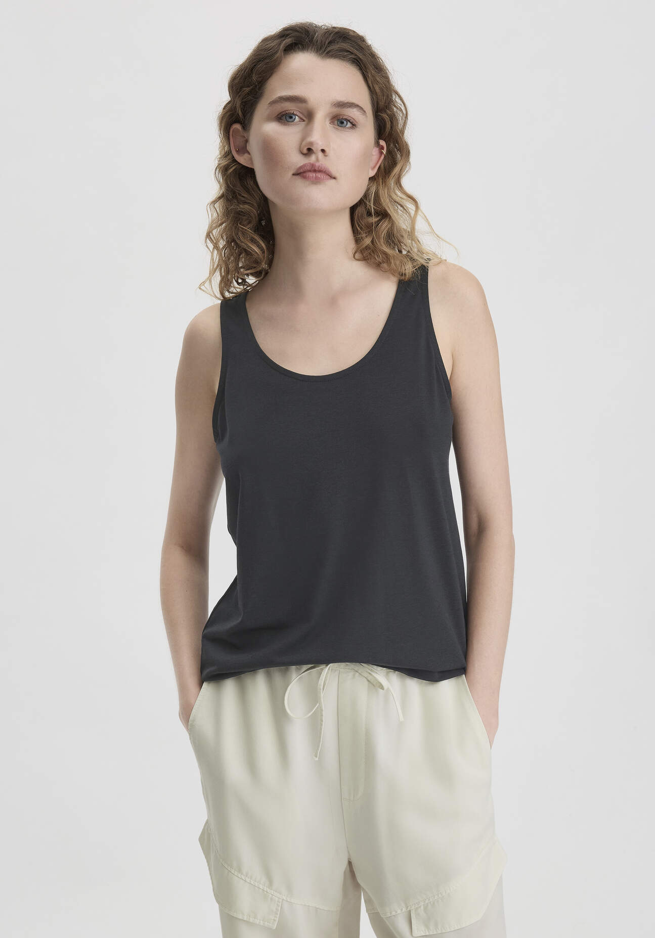 Thumbnail - hessnatur Damen Jersey Top Relaxed aus TENCEL™ Lyocell mit Bio-Baumwolle - schwarz - Größe 48