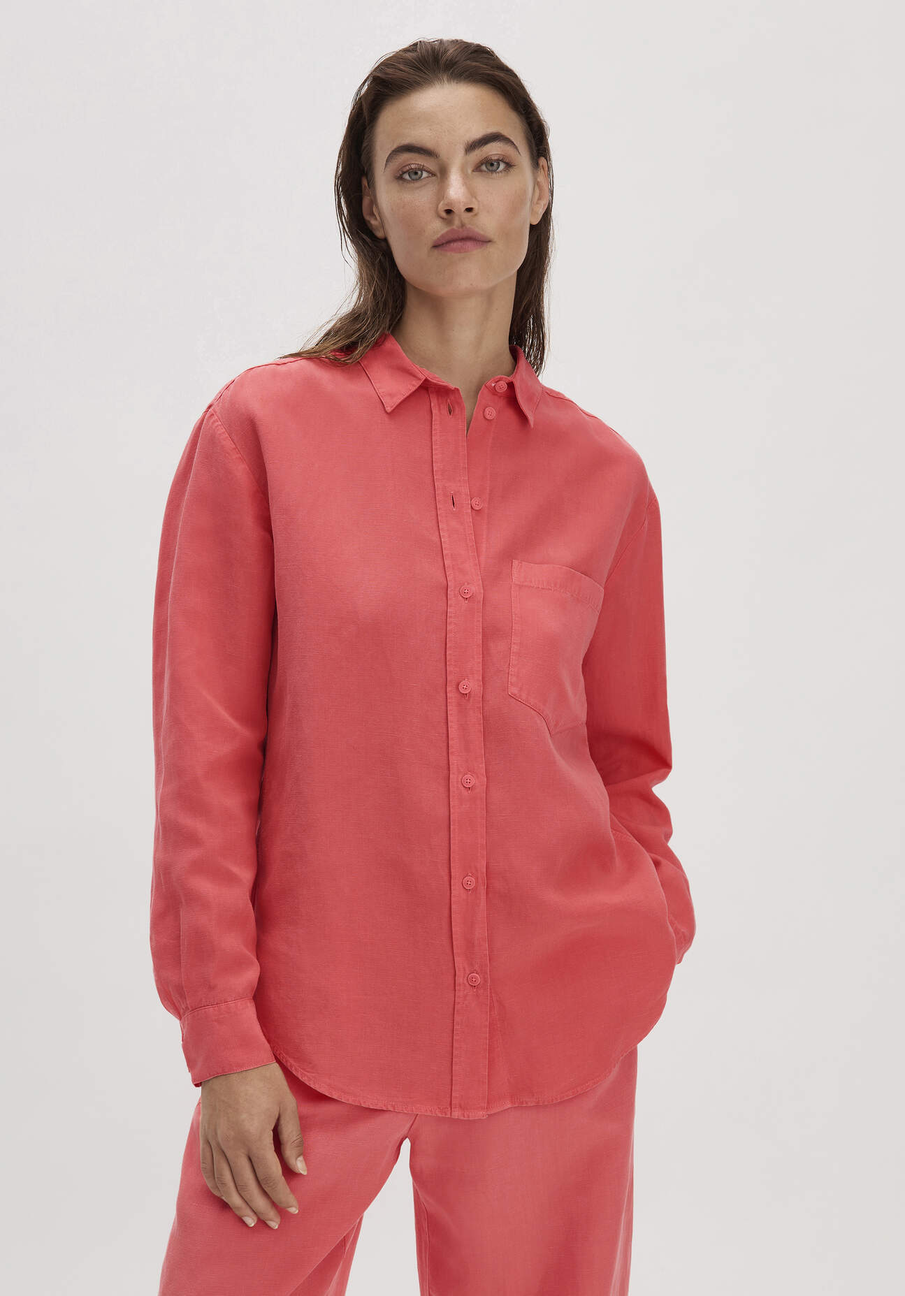 hessnatur Damen Bluse Relaxed aus weichem TENCEL™ Lyocell mit Leinen - rot Größe 46