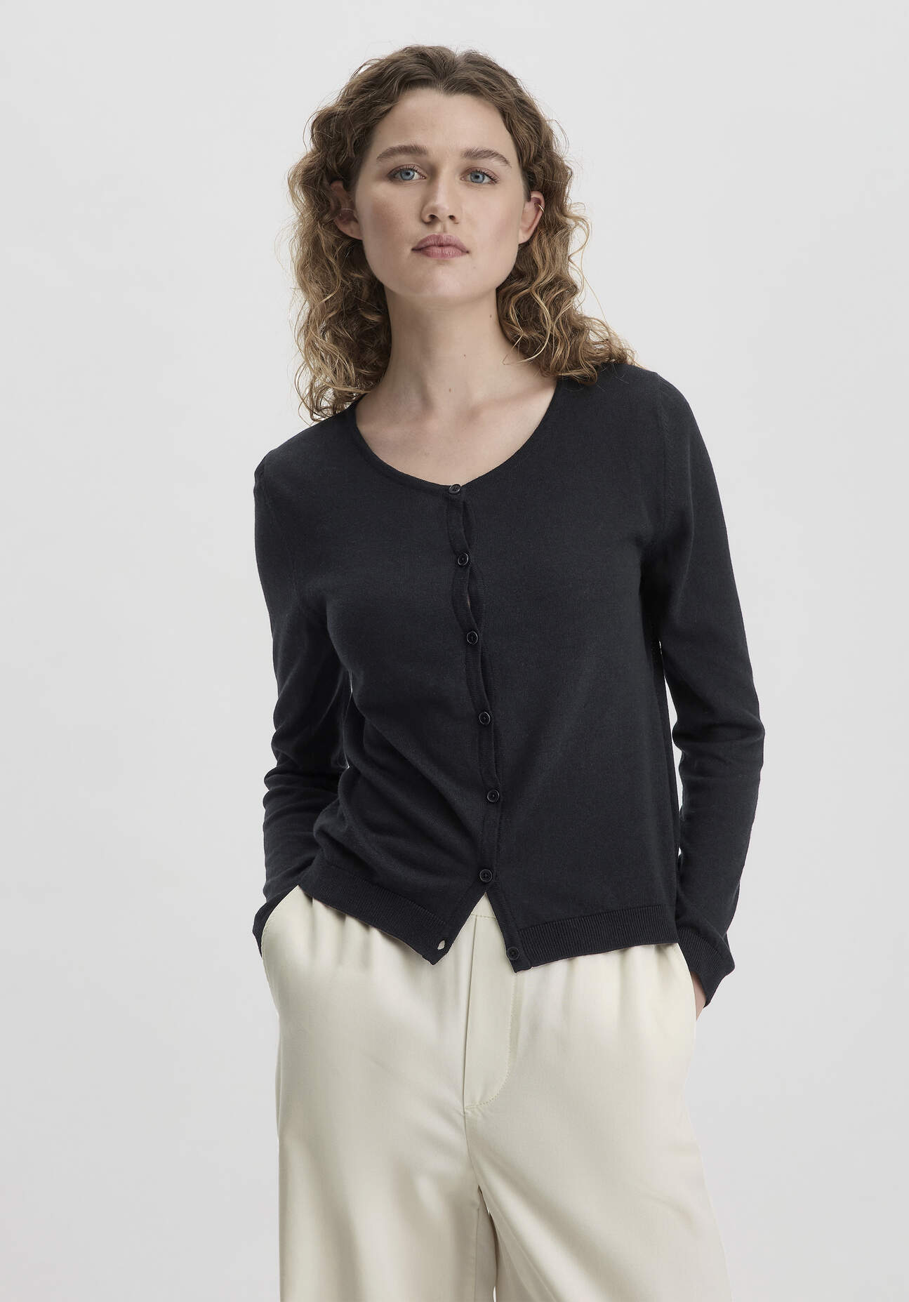 Thumbnail - hessnatur Damen Strick Jacke Regular aus TENCEL™ Lyocell mit Bio-Baumwolle - schwarz - Größe 48