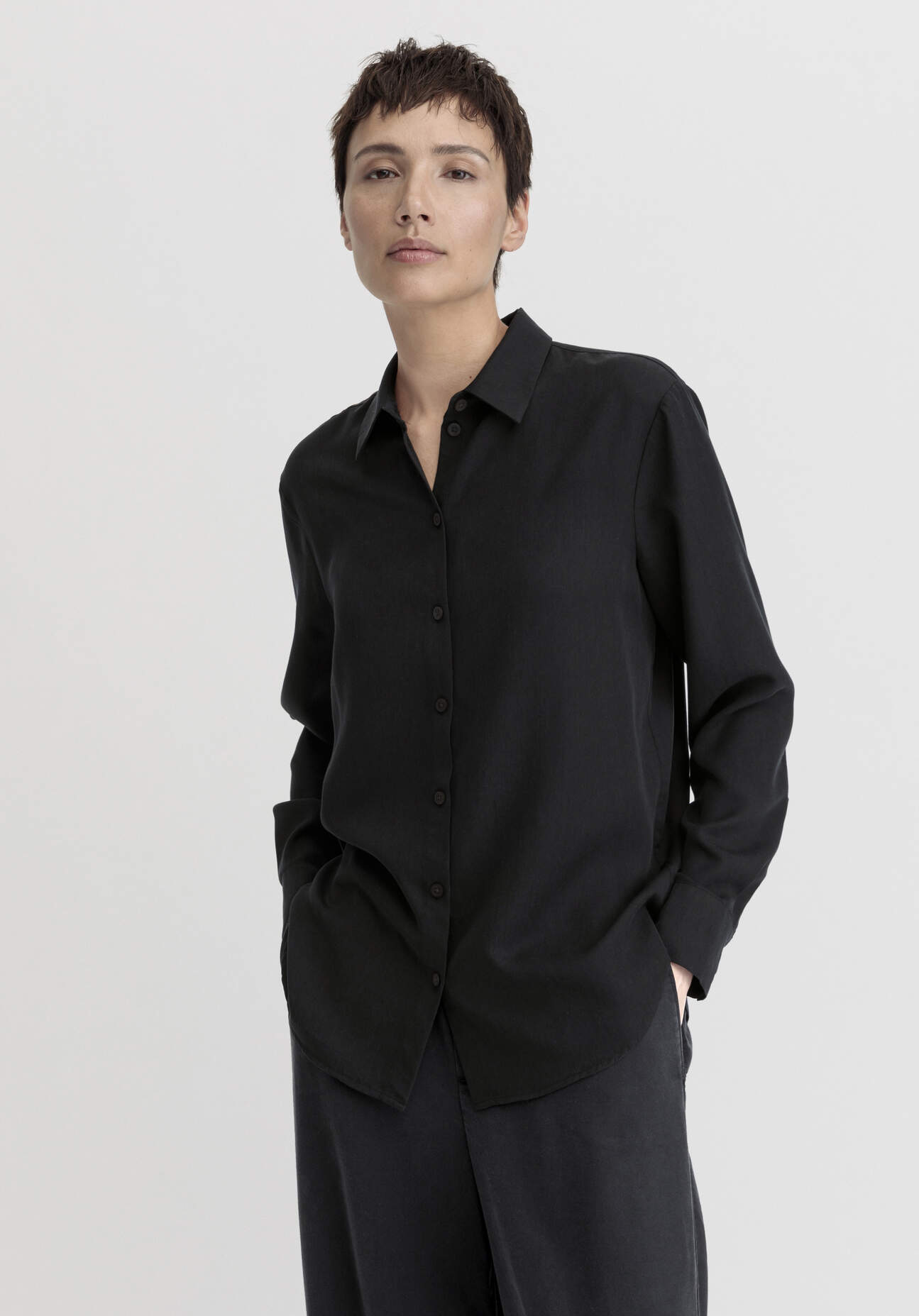 hessnatur Damen Bluse Relaxed aus TENCEL™ Lyocell - schwarz Größe 36