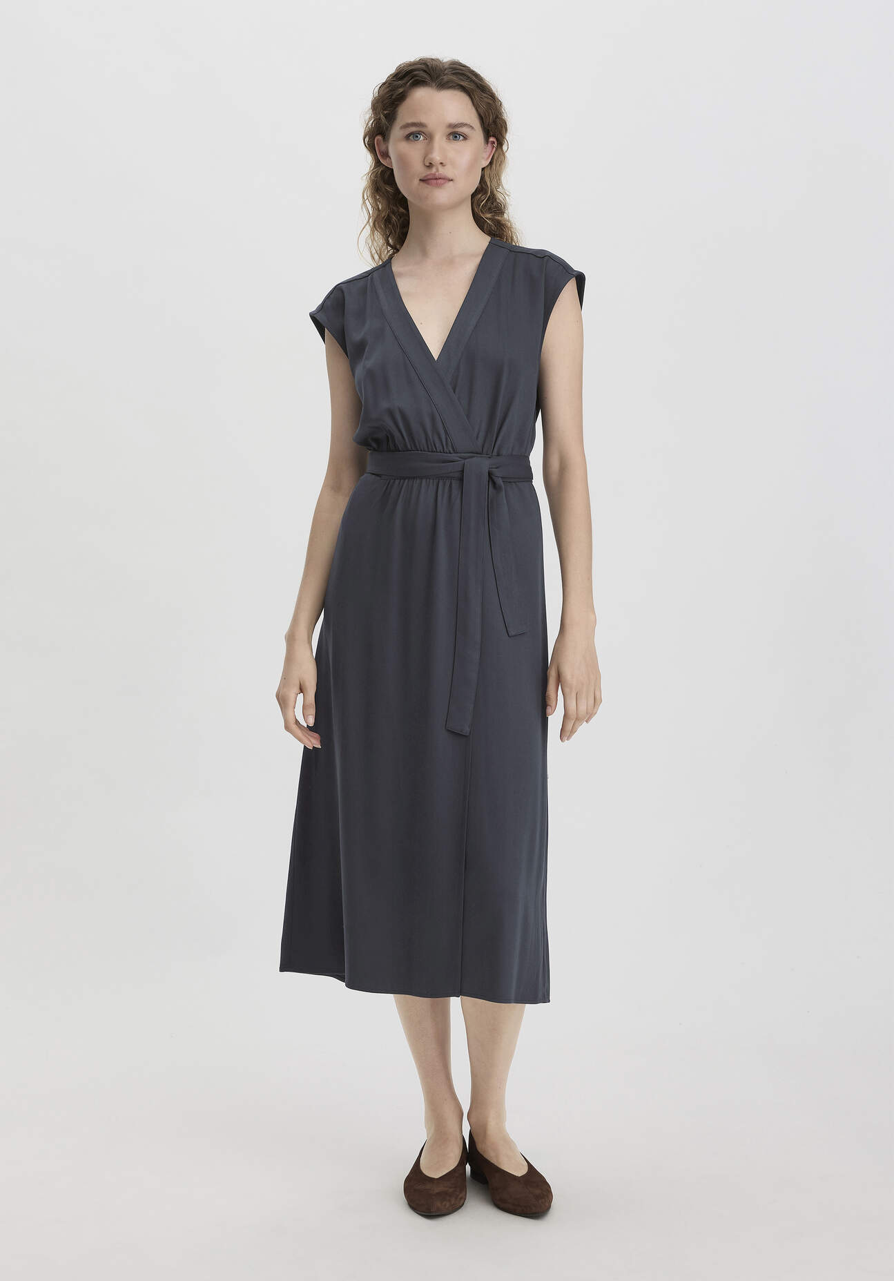 Thumbnail - hessnatur Damen Kleid Midi Relaxed aus LENZING™ ECOVERO™ Viskose - blau - Größe 44