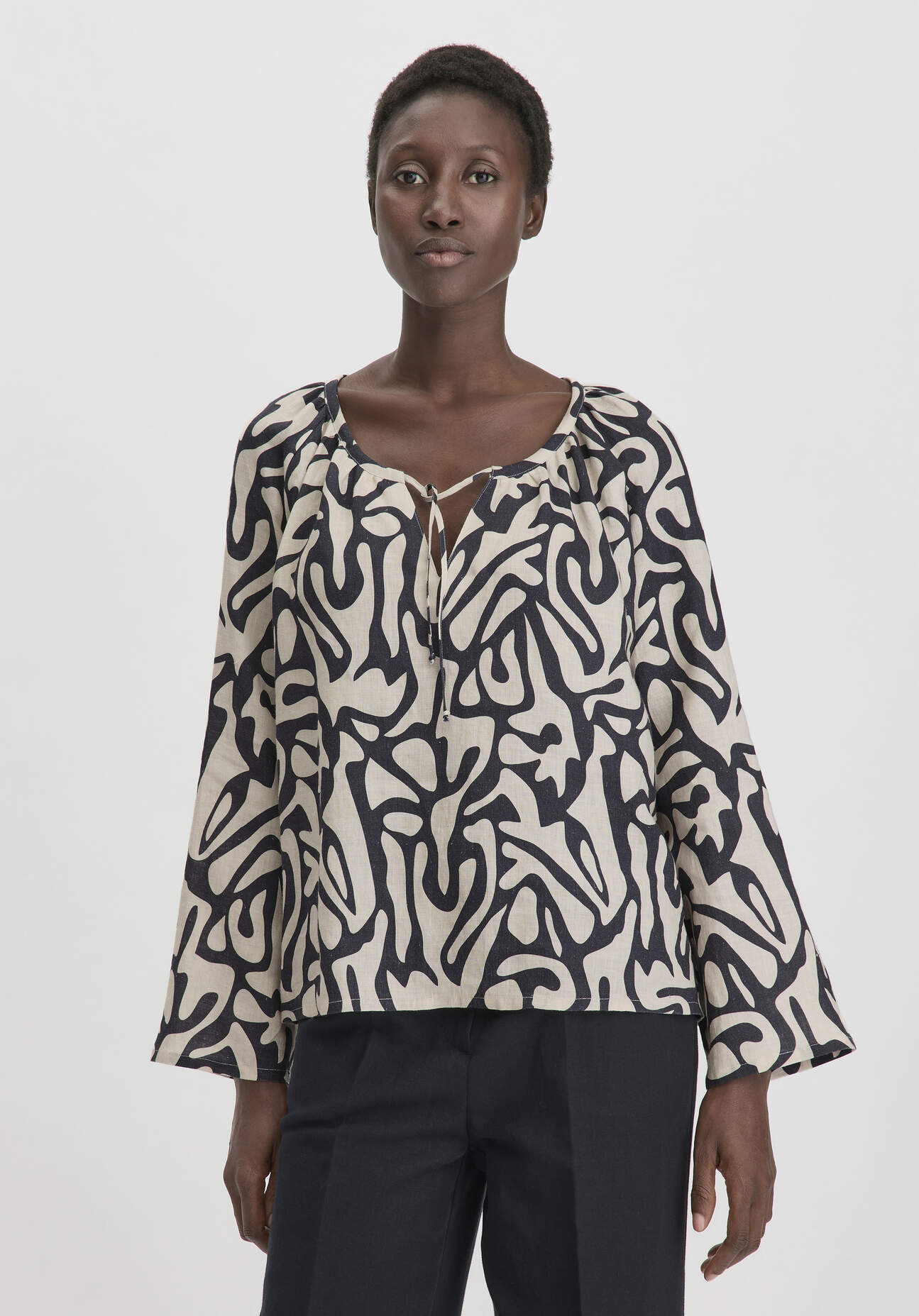 Thumbnail - hessnatur Damen Print Bluse Relaxed aus Leinen - schwarz - Größe 40