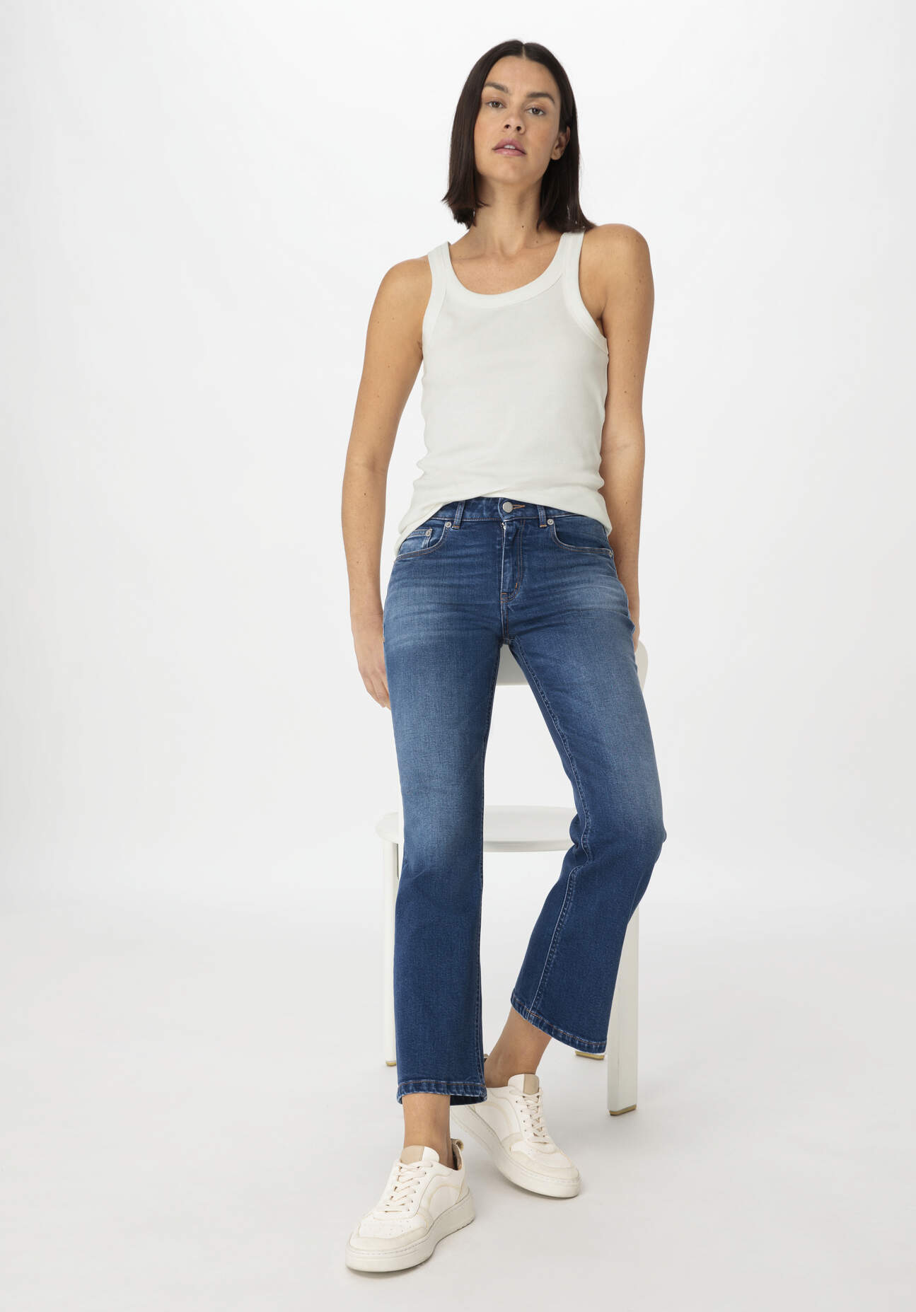 hessnatur Damen Jeans Kick Flared Slim aus Bio-Denim - blau Grösse25/29