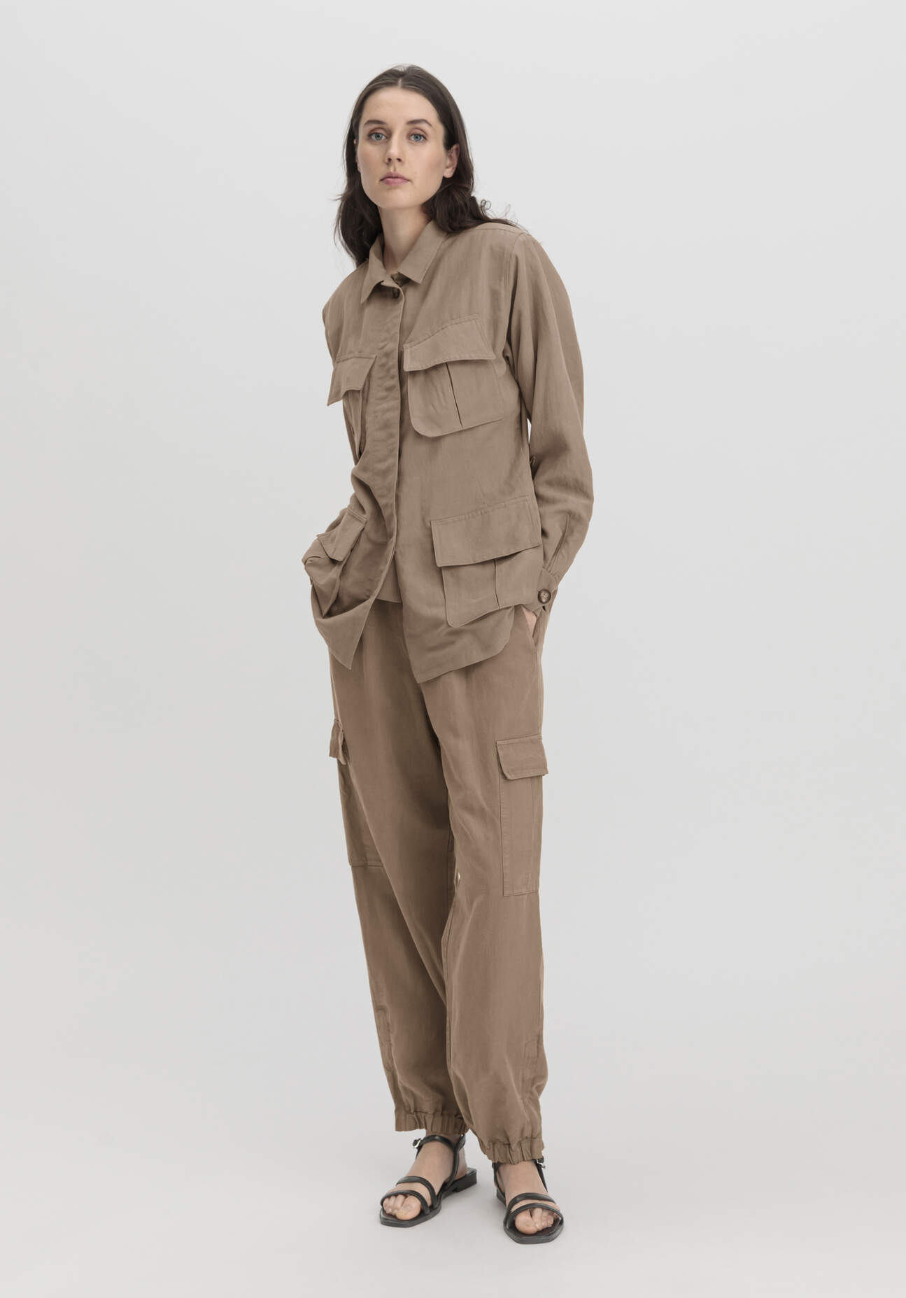 hessnatur Damen WUNDERKIND × hessnatur Jacke Regular aus Tencel™ Lyocell mit Leinen - beige Größe 42